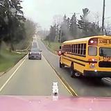 Camionero evita atropellar guagua escolar con increíble maniobra