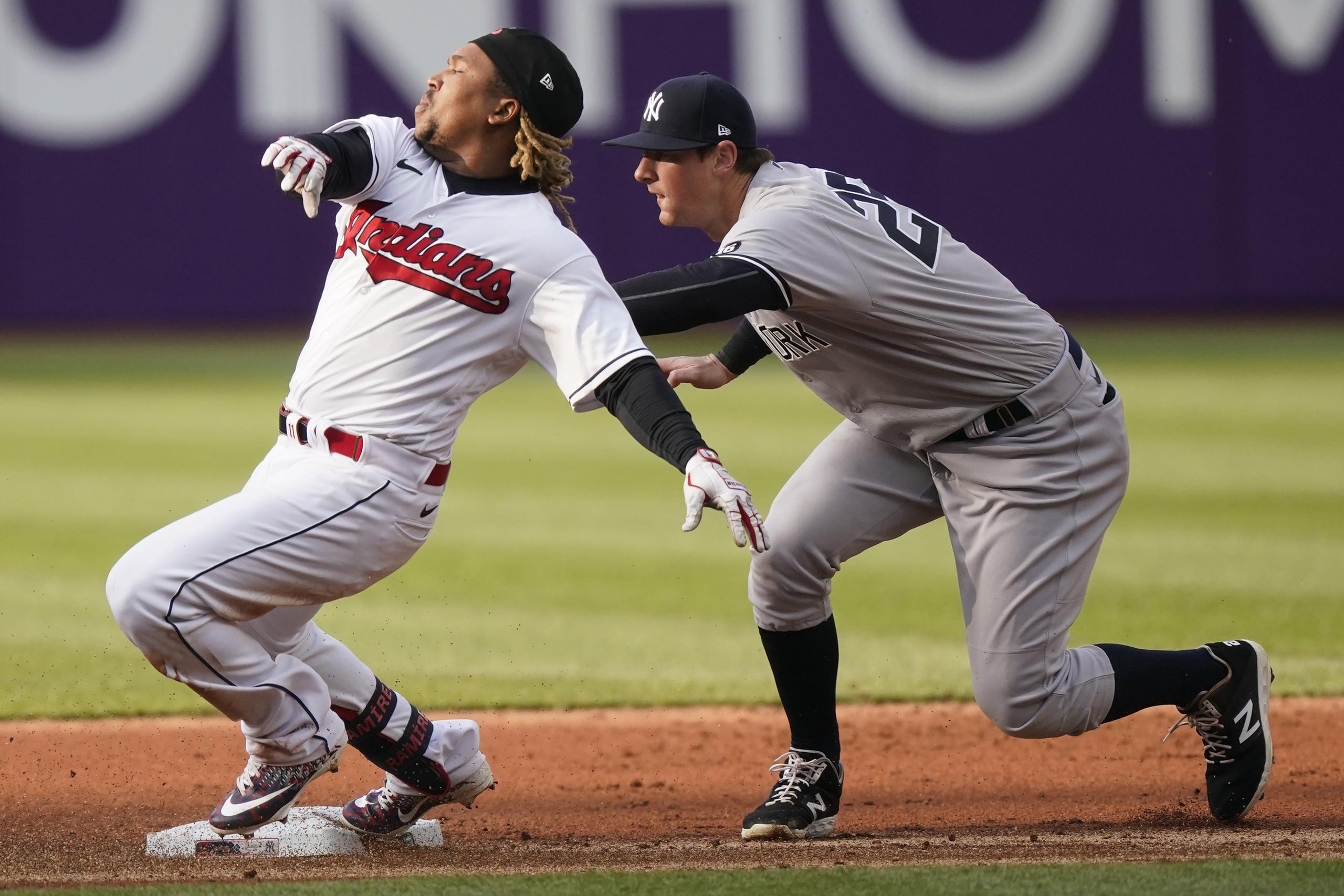 José Ramírez, de los Indians de Cleveland, arriba quieto a segunda base a pesar del esfuerzo del intermedista de los Yankees. DJ LeMahieu.