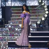 Elegante Michelle en traje de gala en la preliminar de Miss Universe