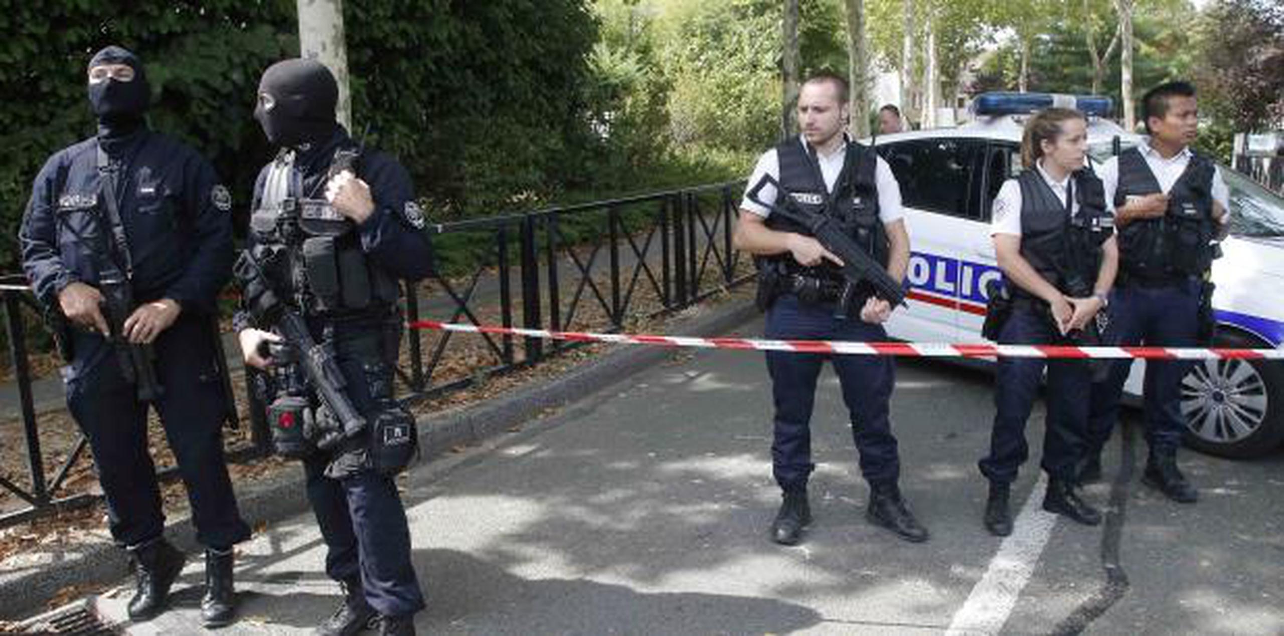 Oficiales franceses de policía vigilan el área tras el ataque. (AP / Michel Euler)