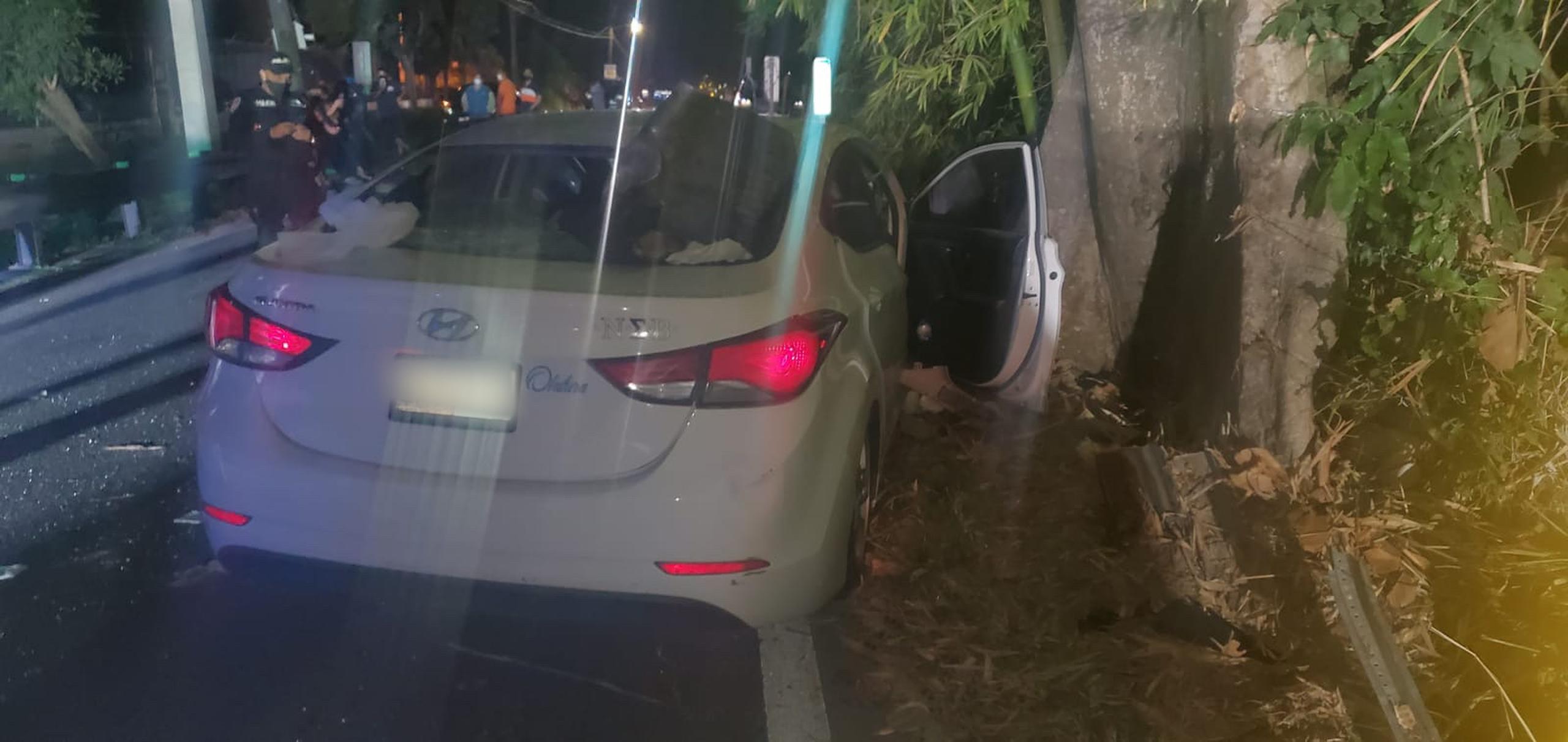 Un conductor y su pasajero resultó con heridas de gravedad tras chocar con una valla en el kilómetro 25.9 de la carretera PR-102 del barrio Sabana Eneas, en San Germán. (Suministrada)