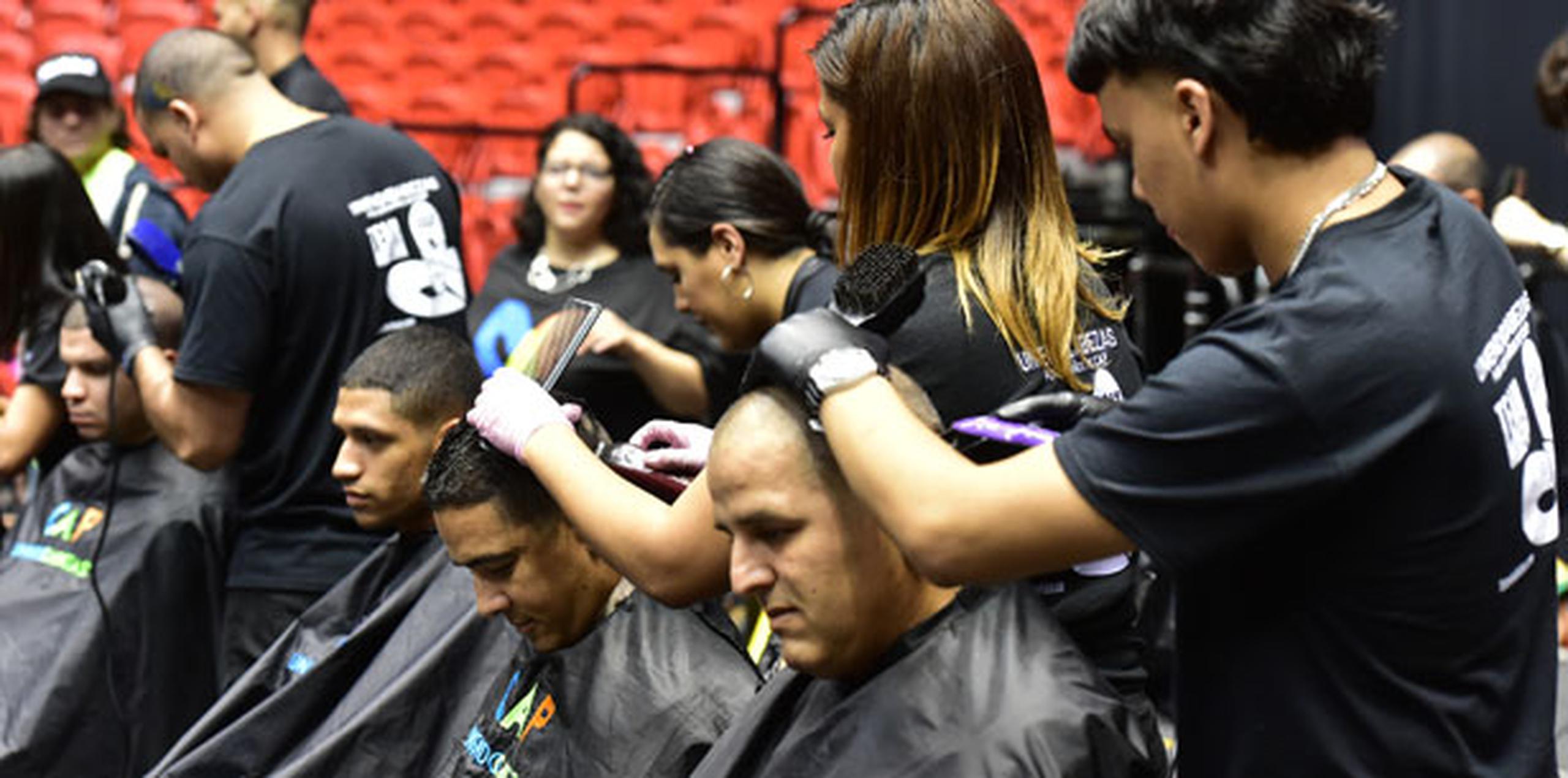 Fernando Gil Enseñat, jefe de Vivienda, se unió hoy a cientos de puertorriqueños que se raparon la cabeza y donaron su cabello. (luis.alcaladelolmo@gfrmedia.com)