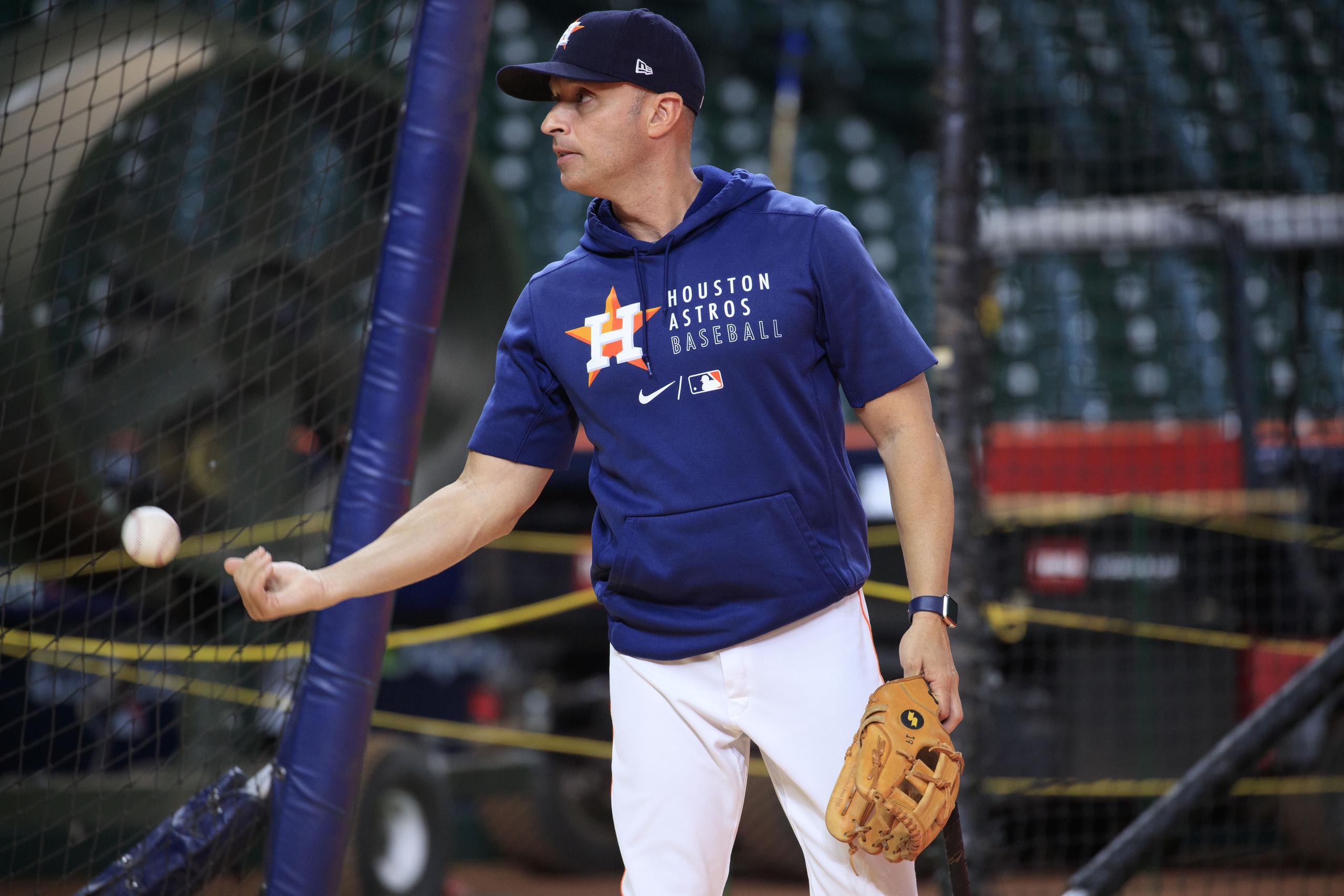 Joe Espada fue el reemplazo de Alex Cora como coach del banco de los Astros. Su llegada al equipo sucedió en el 2018. Venía de ser el coach de tercera base de los Yankees de Nueva York.