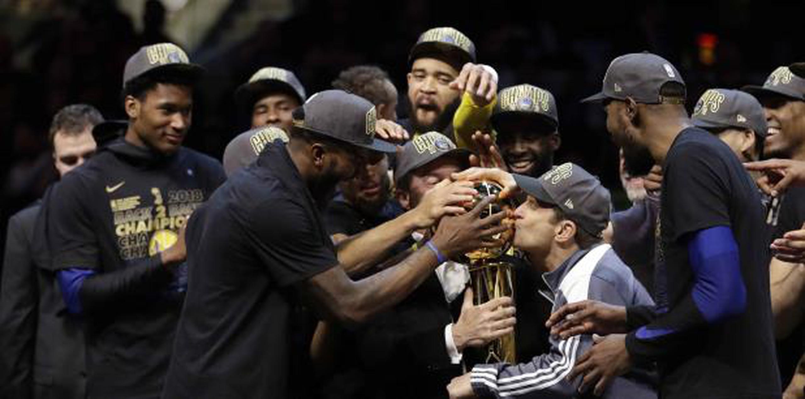 La barrida es la primera que se da en la NBA desde que los Cavaliers también la sufrieron en el 2007 ante los Spurs. (AP / Tony Dejak)