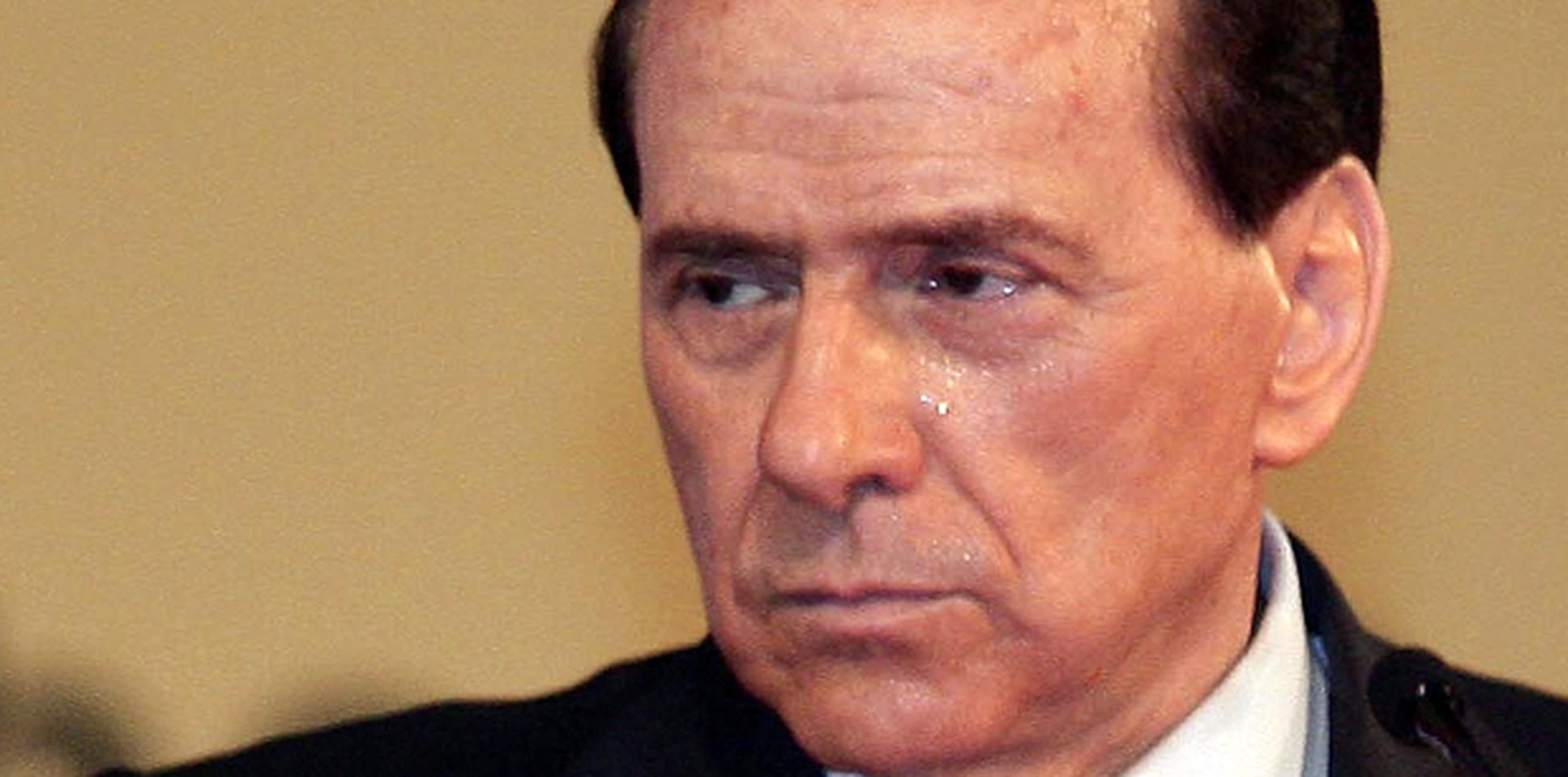 La fiscalía considera que Silvio Berlusconi pagó entre 2,000 a 3,000 euros que participaron en sus fiestas para que prestaran falso testimonio en los tribunales. (Archivo)