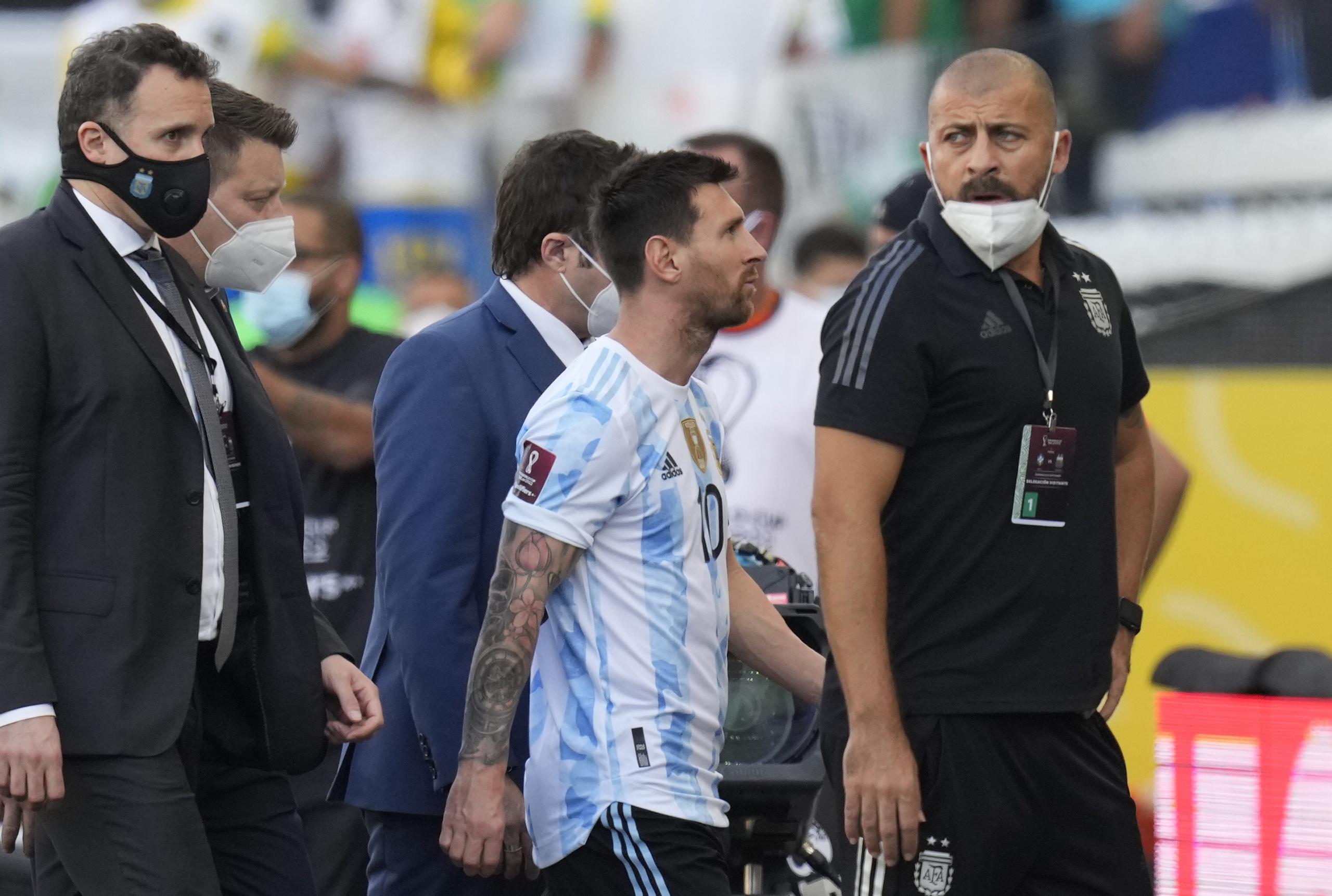 Lionel Messi es escoltado a las gradas junto al resto del equipo luego del sorpresivo movimiento policiaco enfocado en deportar a cuatro jugadores de Argentina que no declararon correctamente de dónde venían cuando hicieron ingreso al país.
