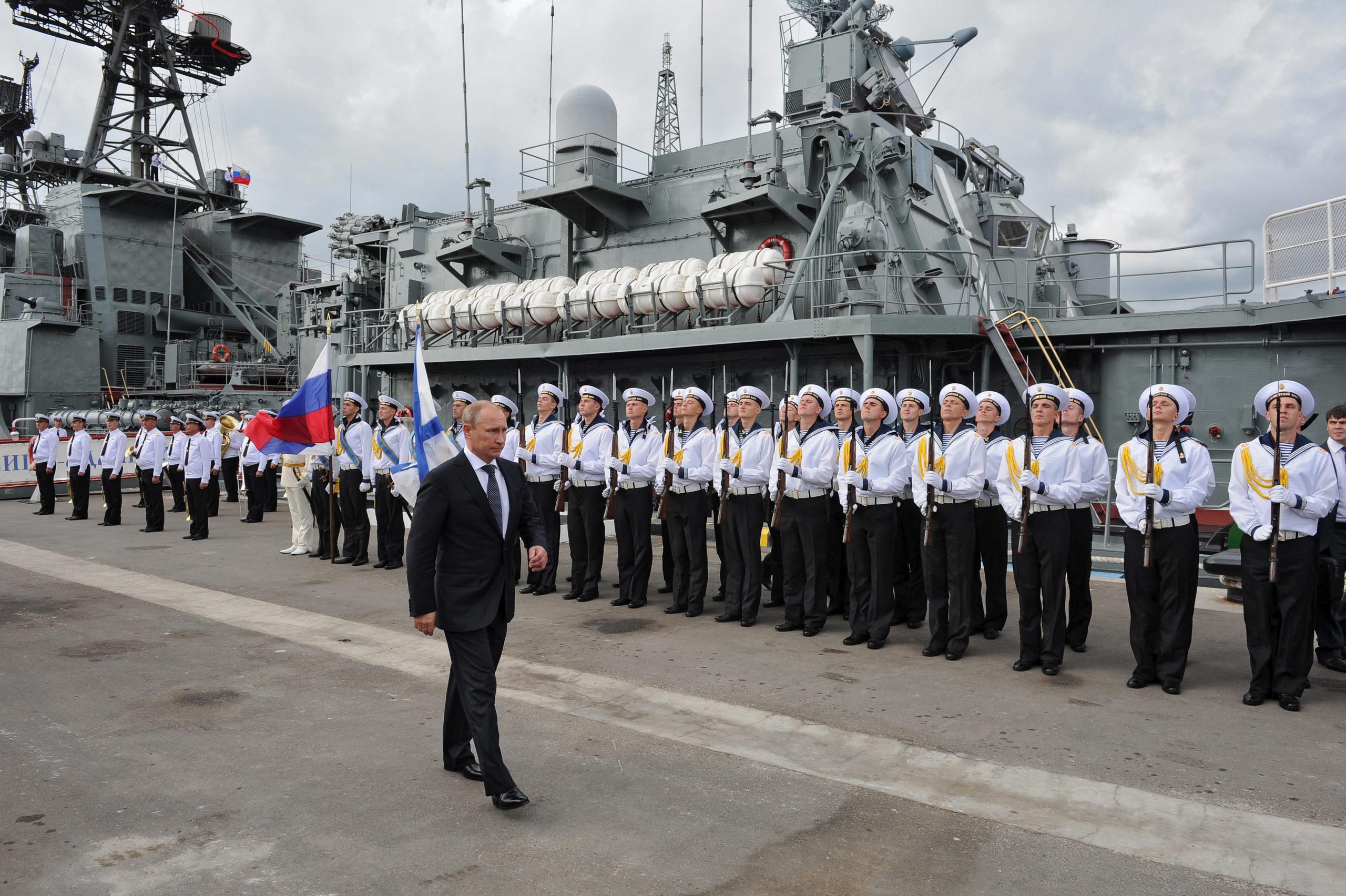 El presidente ruso, Vladimir Putin, asiste a una ceremonia de bienvenida frente al buque de guerra "Vicealmirante Kulakov" en el puerto de Novorossiysk, en el Mar Negro en 2014. EFE/EPA/MIKHAIL KLIMENTYEV/RIA NOVOSTI/KREMLIN POOL
