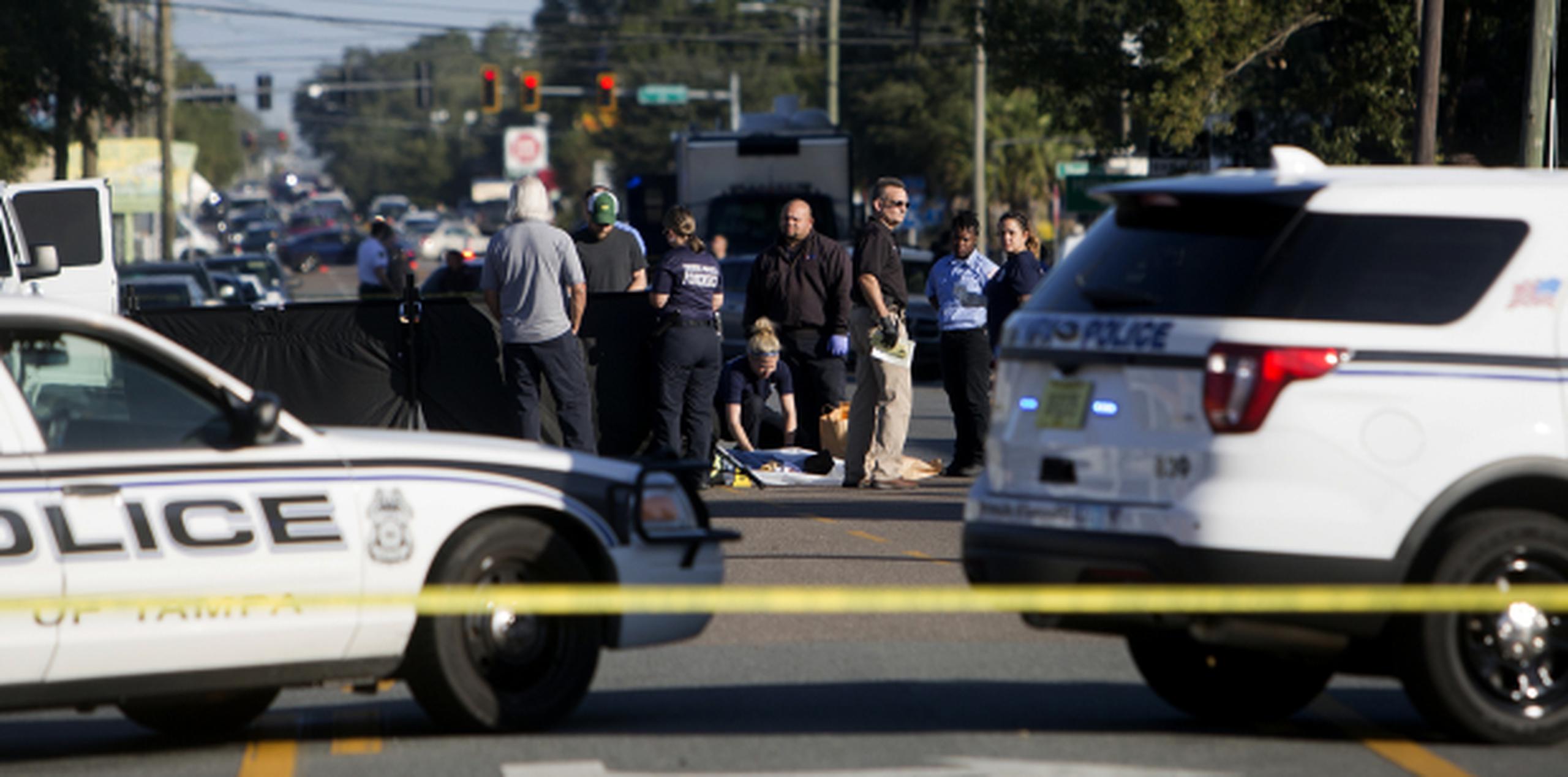 El Departamento de la Policía de Tampa investiga otro tiroteo fatal en la avenida Nebraska, en el vecindario Seminole Heights hoy, martes. (AP / Octavio Jones / Tampa Bay Times)