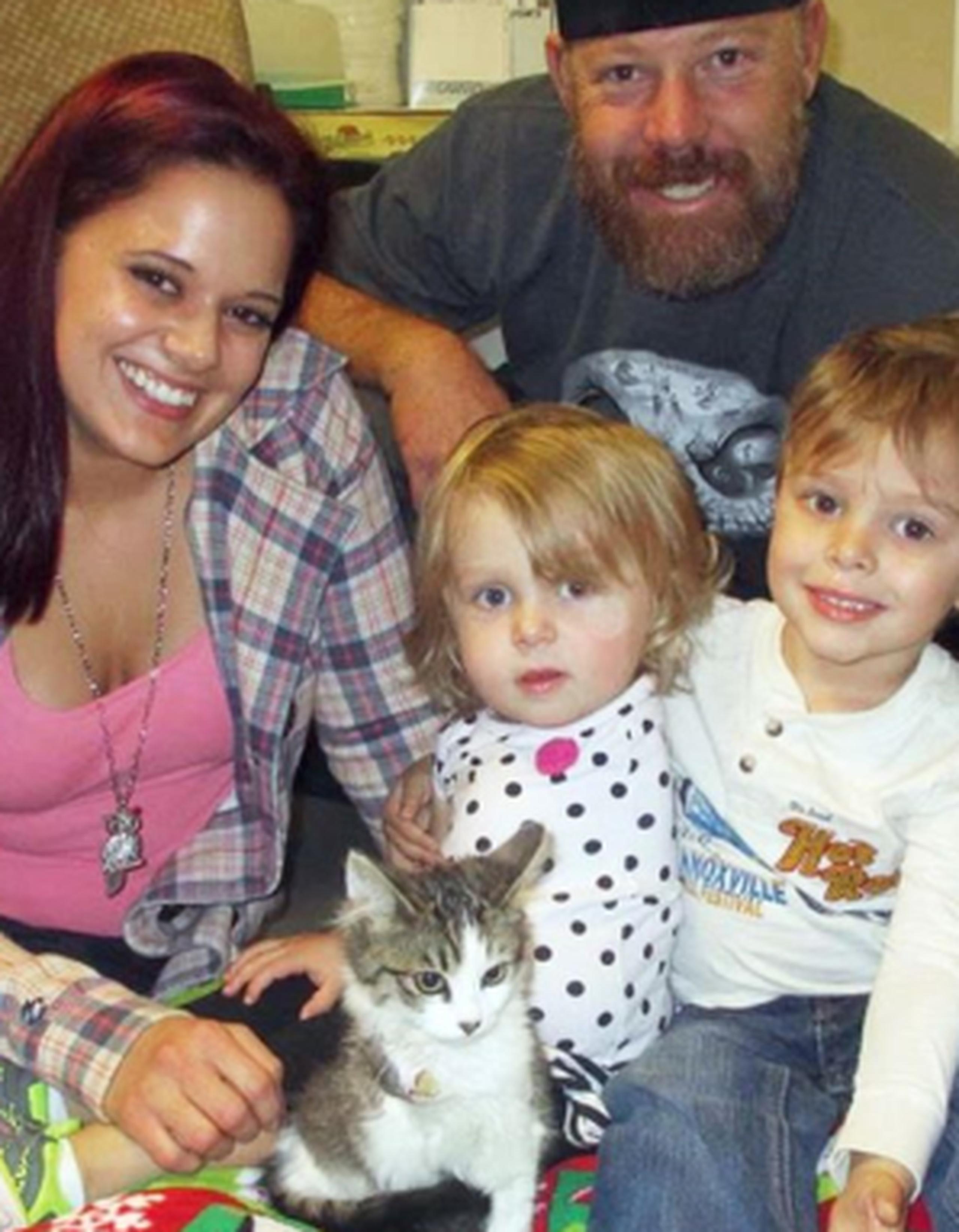 La familia acudió al albergue de animales en San Jacinto para adoptar la gatita en vísperas de Navidad. (AP)