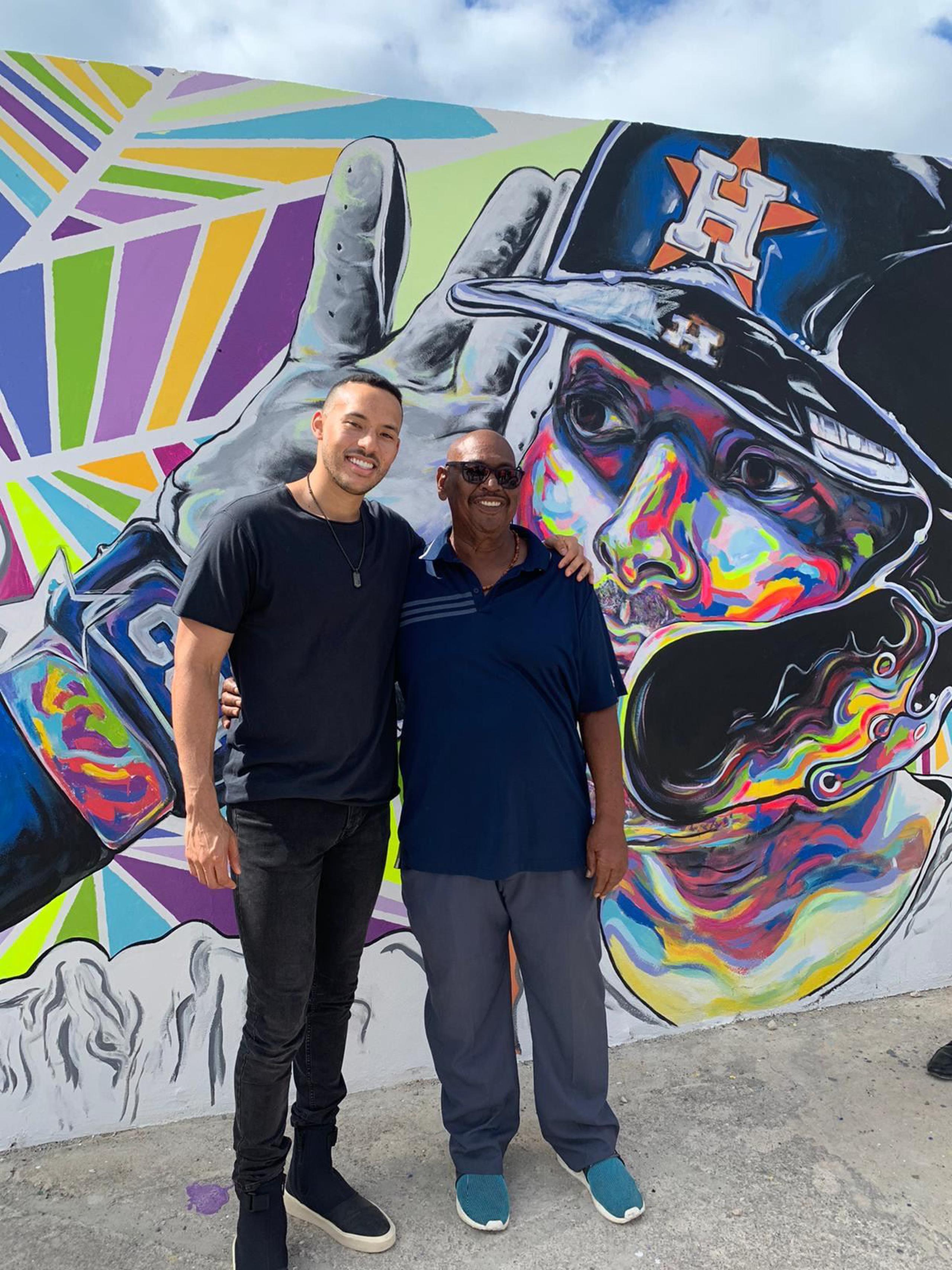Carlos Correa comparte con un amigo frente al mural que fue levantado en su honor. (Sandra Torres)