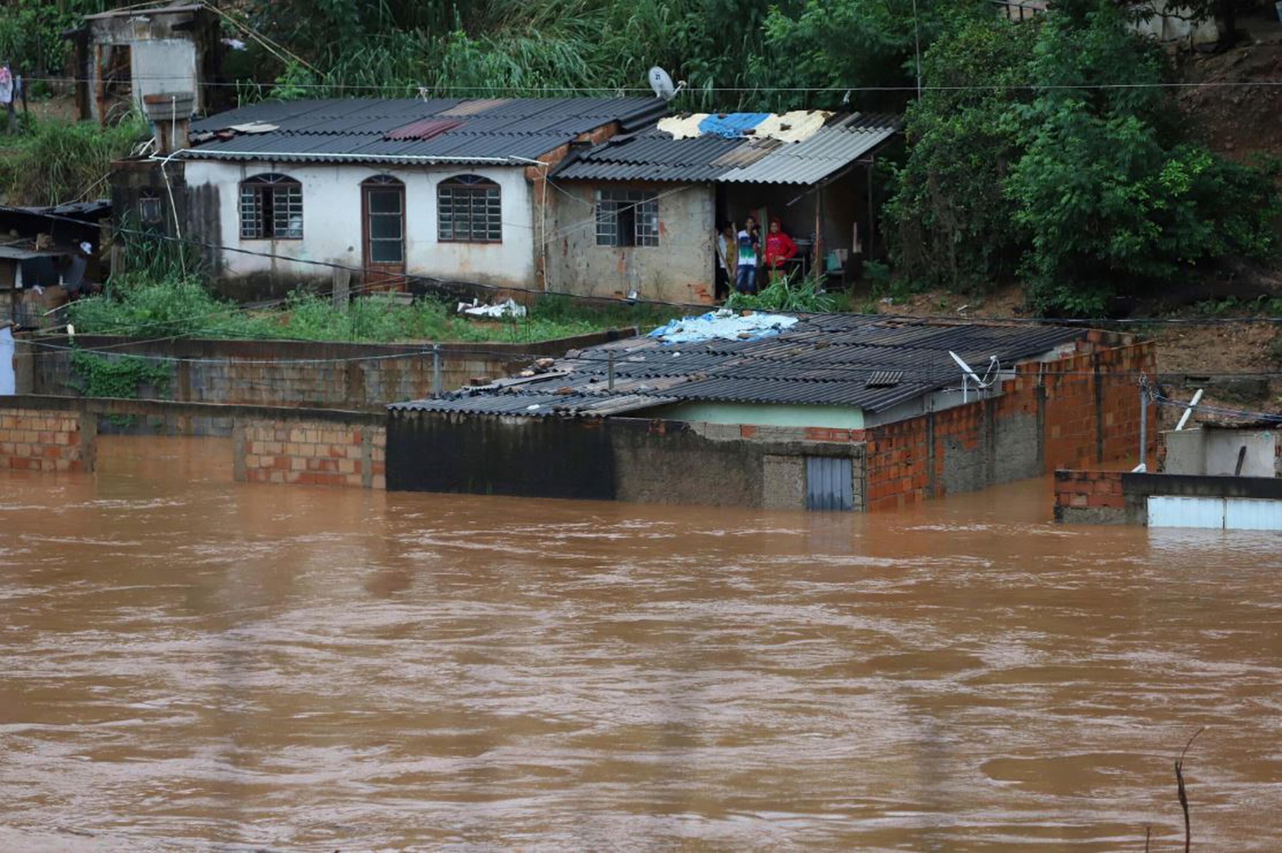 Miles de personas fueron desalojadas por las fuertes lluvias que han caído en regiones del país por las pasadas 48 horas.