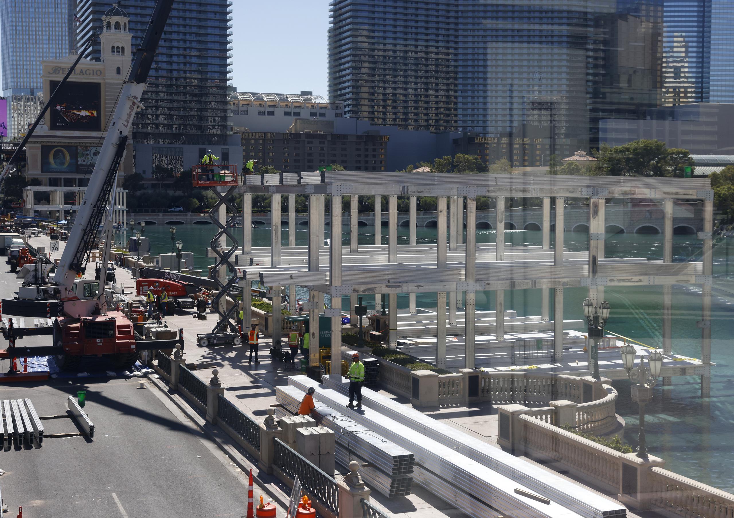 Un grupo de trabajadores construyen un edificio frente a las fuentes del hotel Bellagio desde el cual un exclusivo grupo desde un exclusivo grupo de personas podrán presenciar el Grand Prix de Las Vegas.