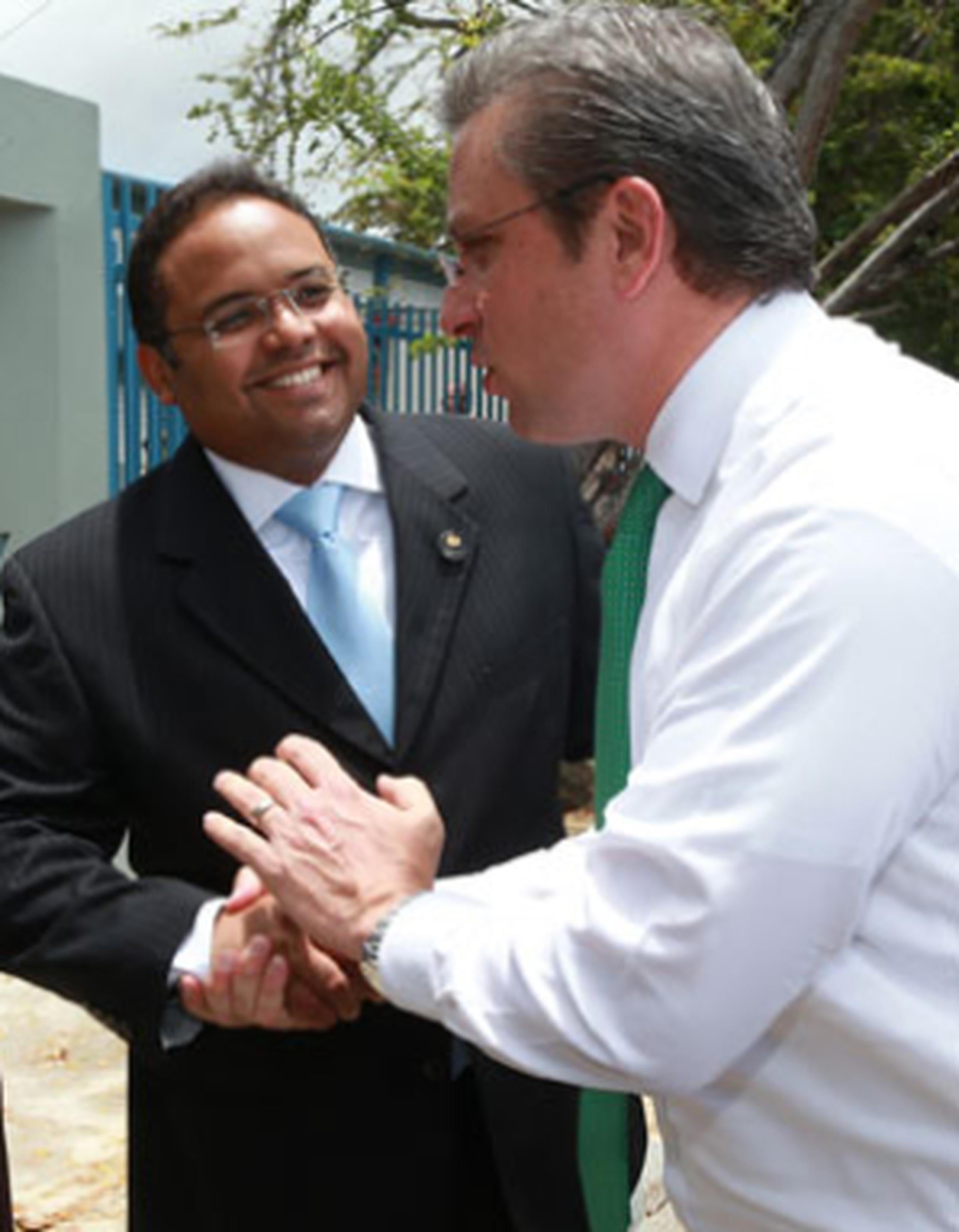 El secretario de Educación, Rafael Román Meléndez (de frente) mientras se dirigía al gobernador de Puerto Rico, Alejandro García Padilla. (angel.rivera@gfrmedia.com)