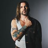 Juanes le canta a las relaciones secretas en “Amores prohibidos”