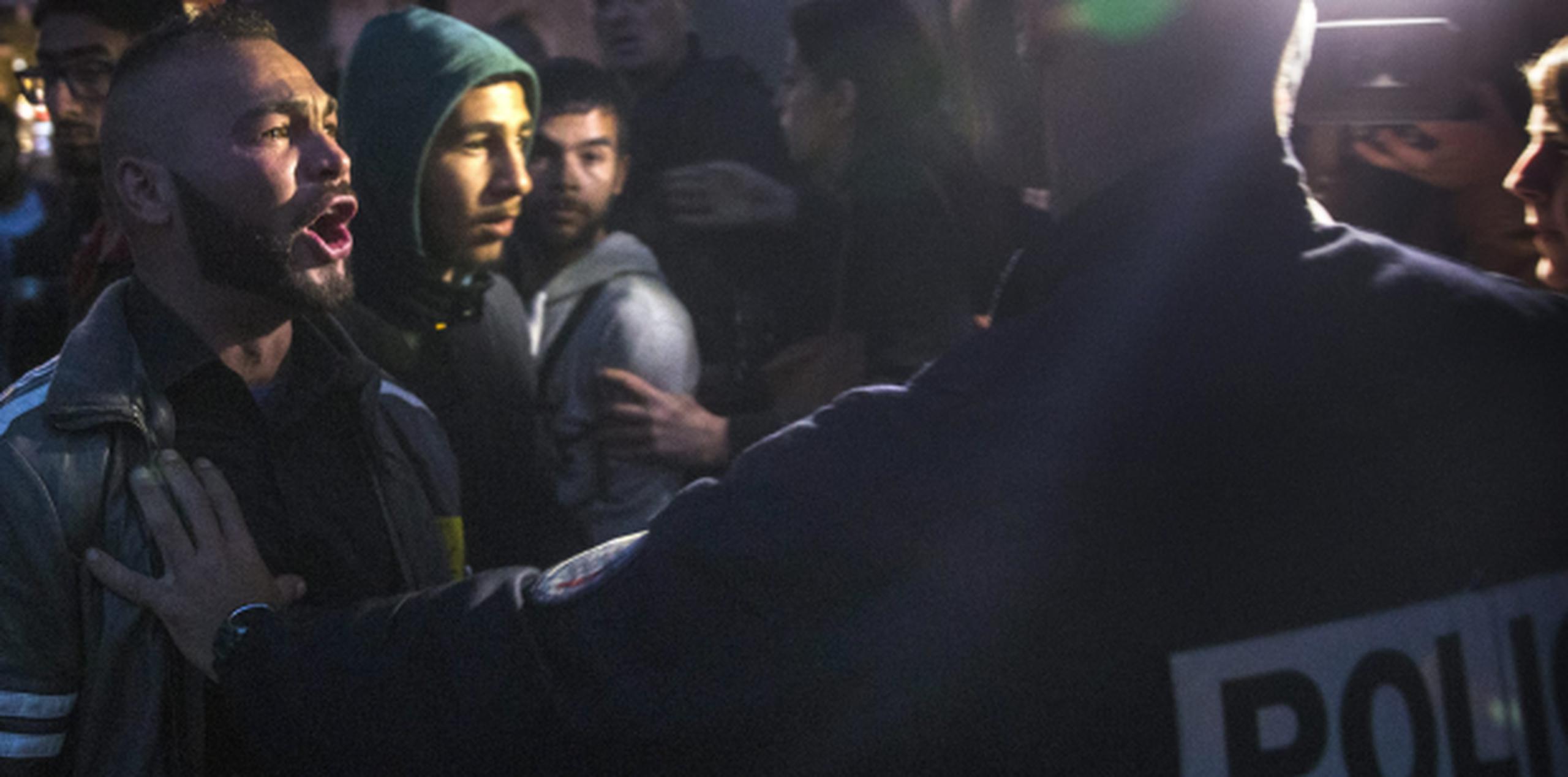 Policías franceses desalojan a un grupo de inmigrantes sirios del lugar en el que trataron de establecerse en París. (EFE)