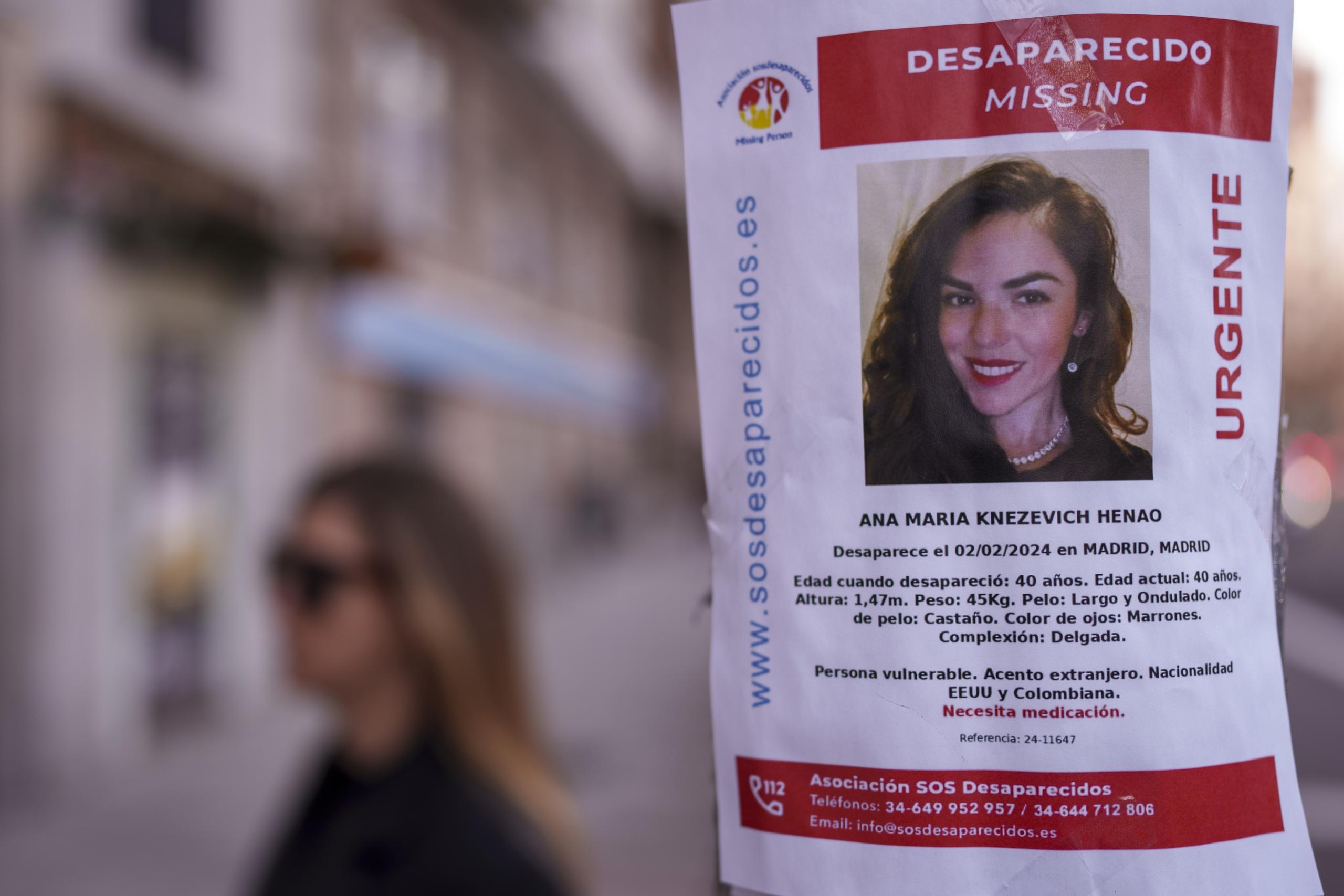 Un cartel de Ana María Knezevich Henao, de 40 años, una estadounidense nacida en Colombia desaparecida (AP Foto/Manu Fernández, archivo)