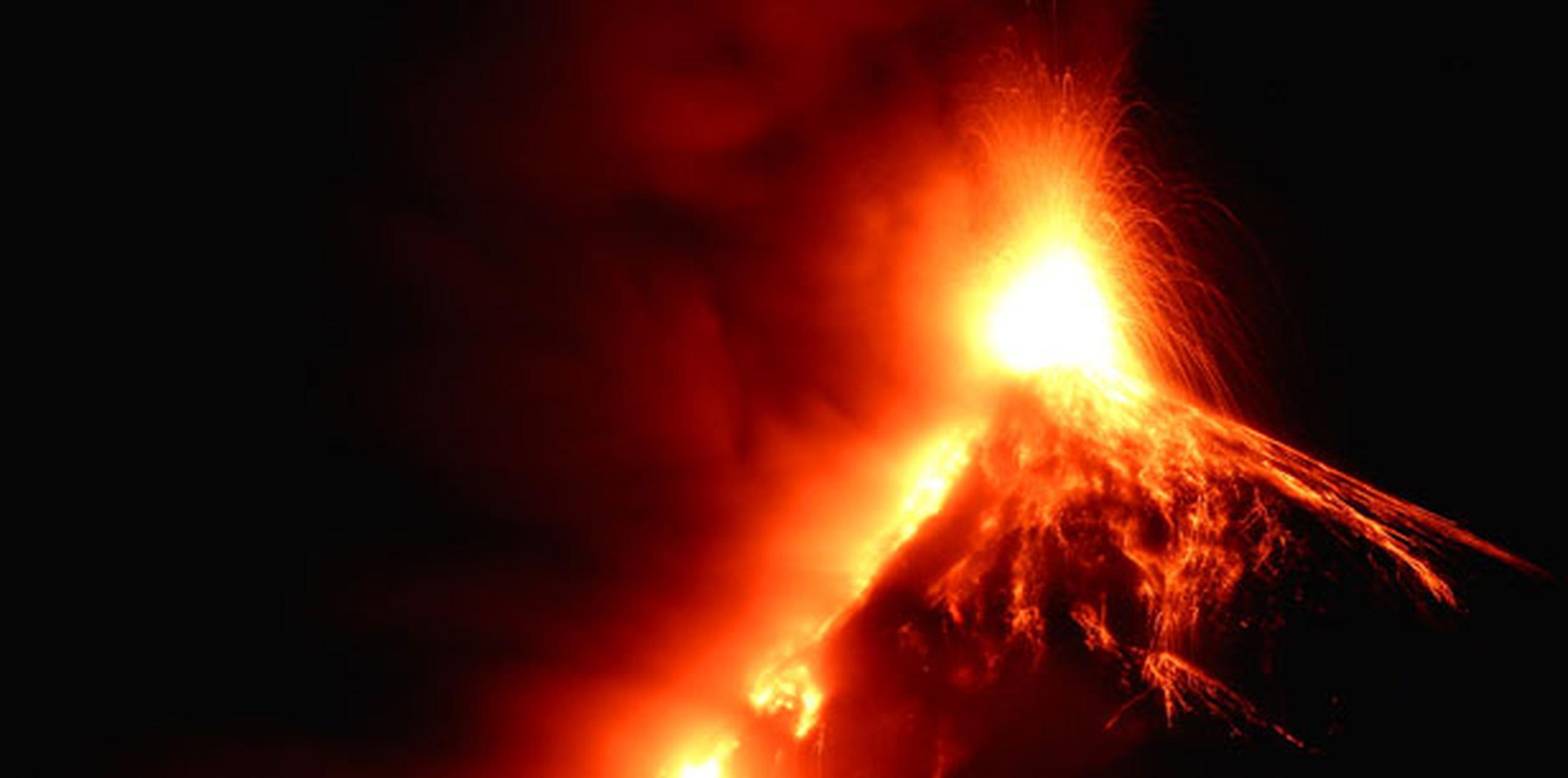 Este lunes se observó el descenso de flujos piroclásticos, nubes a alta temperatura que descienden por las faldas del volcán, debido a la acumulación de lava. (EFE/Esteban Biba)
