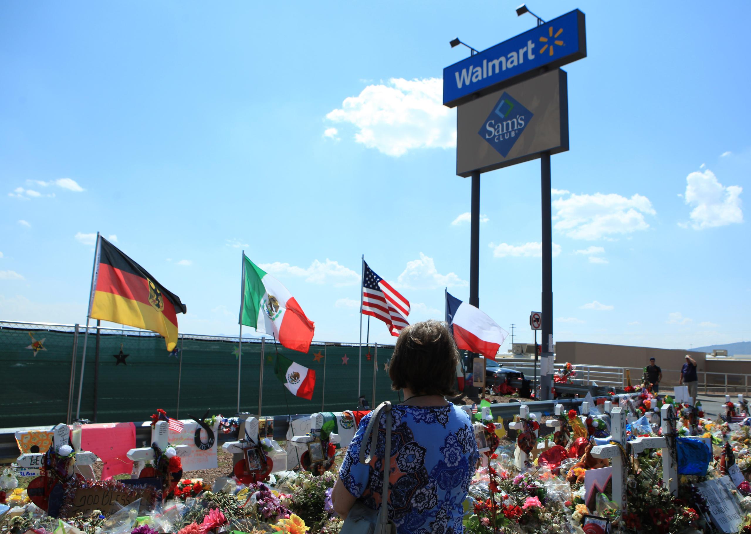 Una mujer ora en el sitio donde se colocó un memorial por las víctimas del tiroteo en Walmart de El Paso, en el estado de Texas.