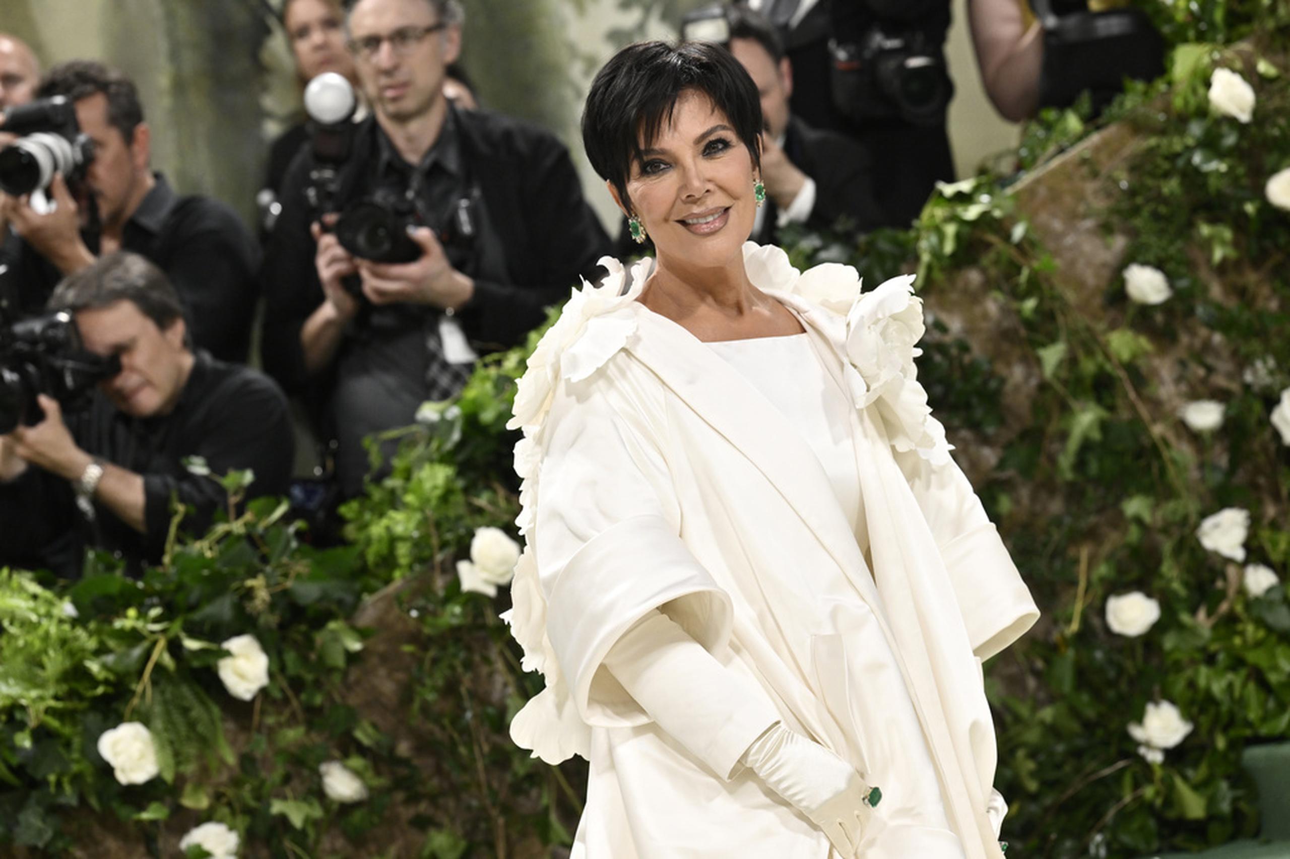 Kris Jenner recién participó de la Met Gala 2024, donde lució un vestido del exclusivo diseñador Oscar de la Renta, que tuvo su “toque” floral a tono con el código de vestimenta de la gala.