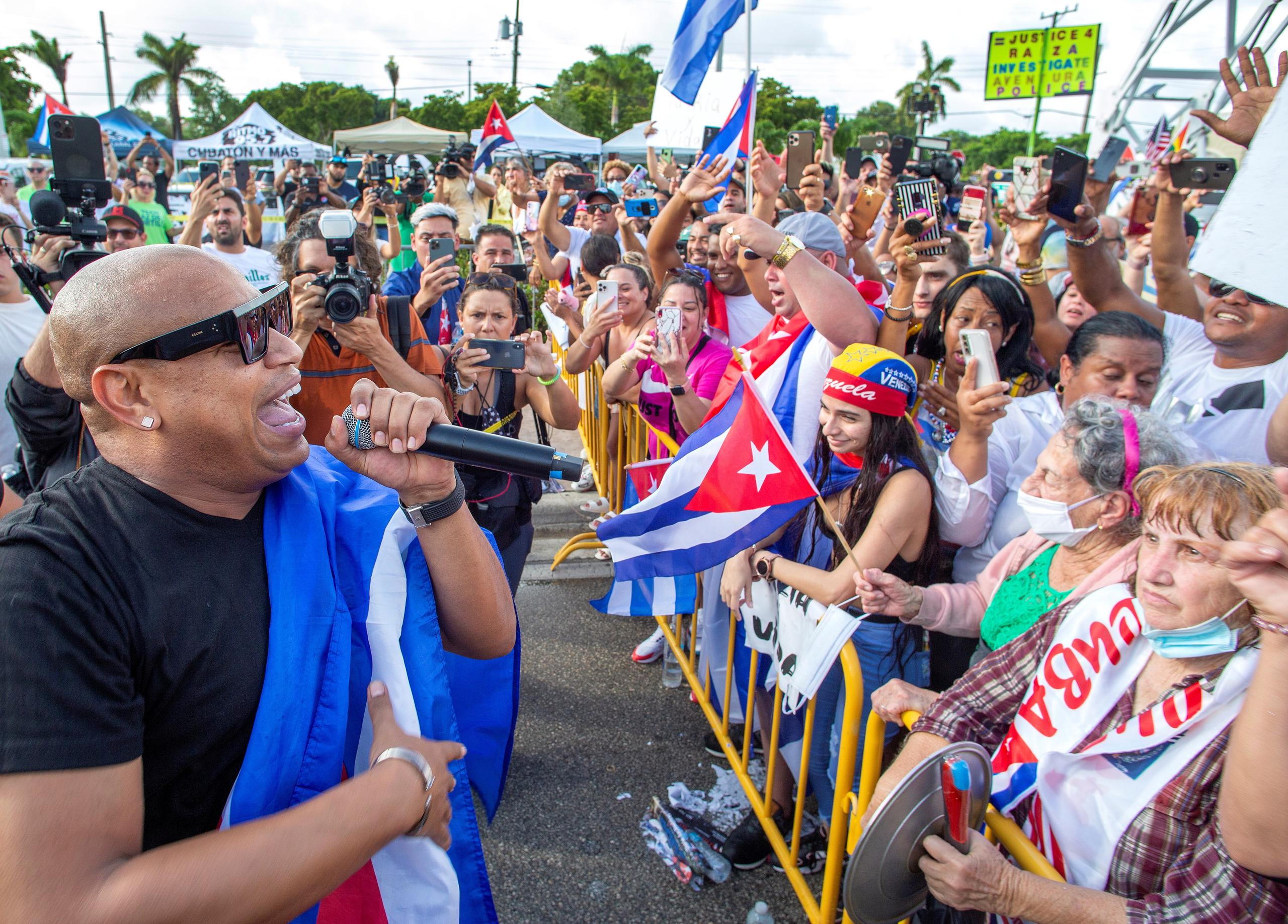 Alexander Delgado, integrante de la banda cubana "Gente de Zona", cantó durante la protesta de apoyo a los manifestantes en Cuba, frente al Restaurante Versailles en Miami, el pasado lunes.