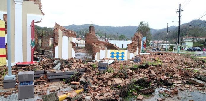 Una edificación en Utuado termina en escombros como resultado del sistema atmosférico. (david.villafane@gfrmedia.com)