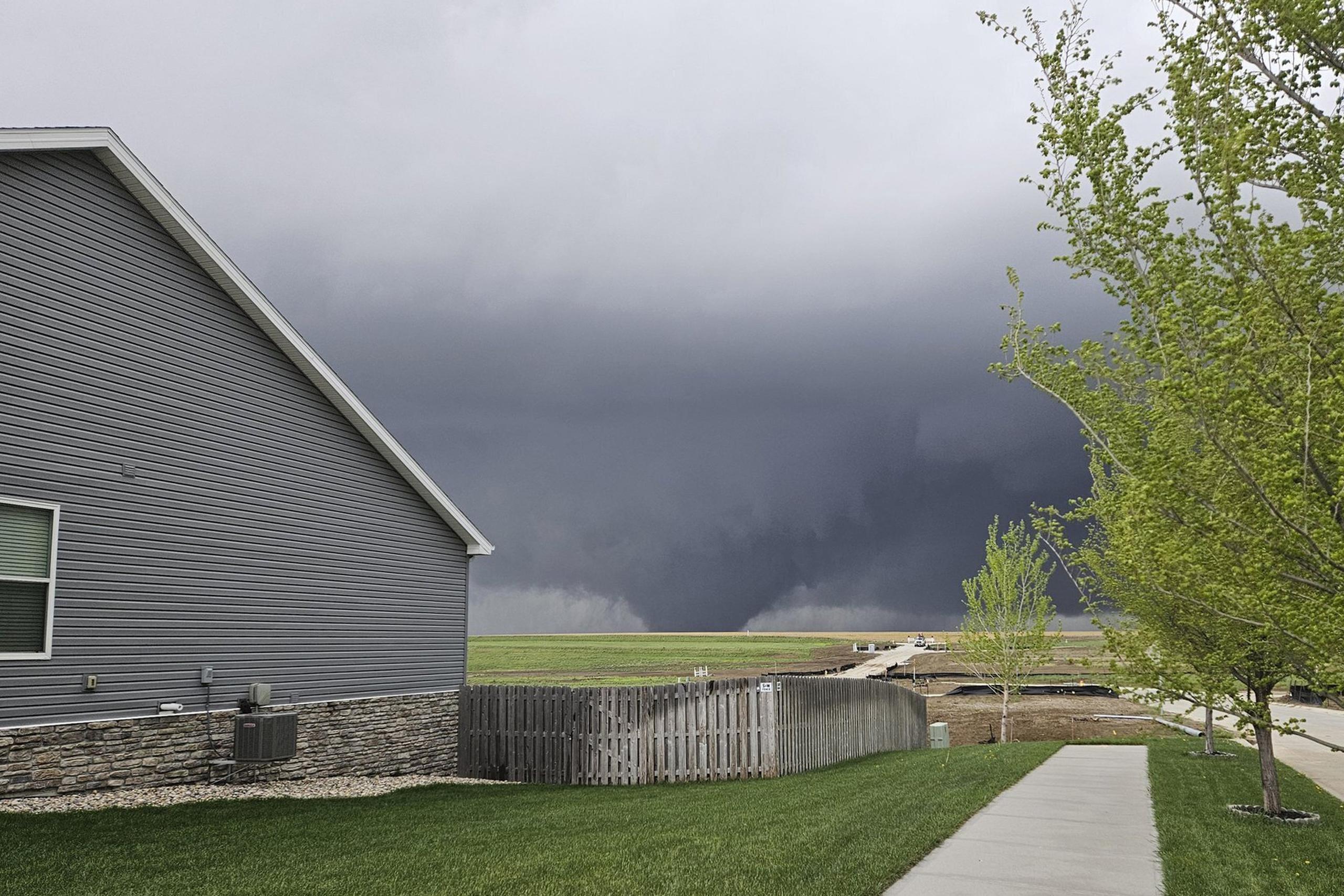 En Nebraska se registraron varios tornados, pero la tormenta más destructiva se desplazó desde una zona mayoritariamente rural hacia los suburbios al noroeste de Omaha, una ciudad de 485,000 habitantes.