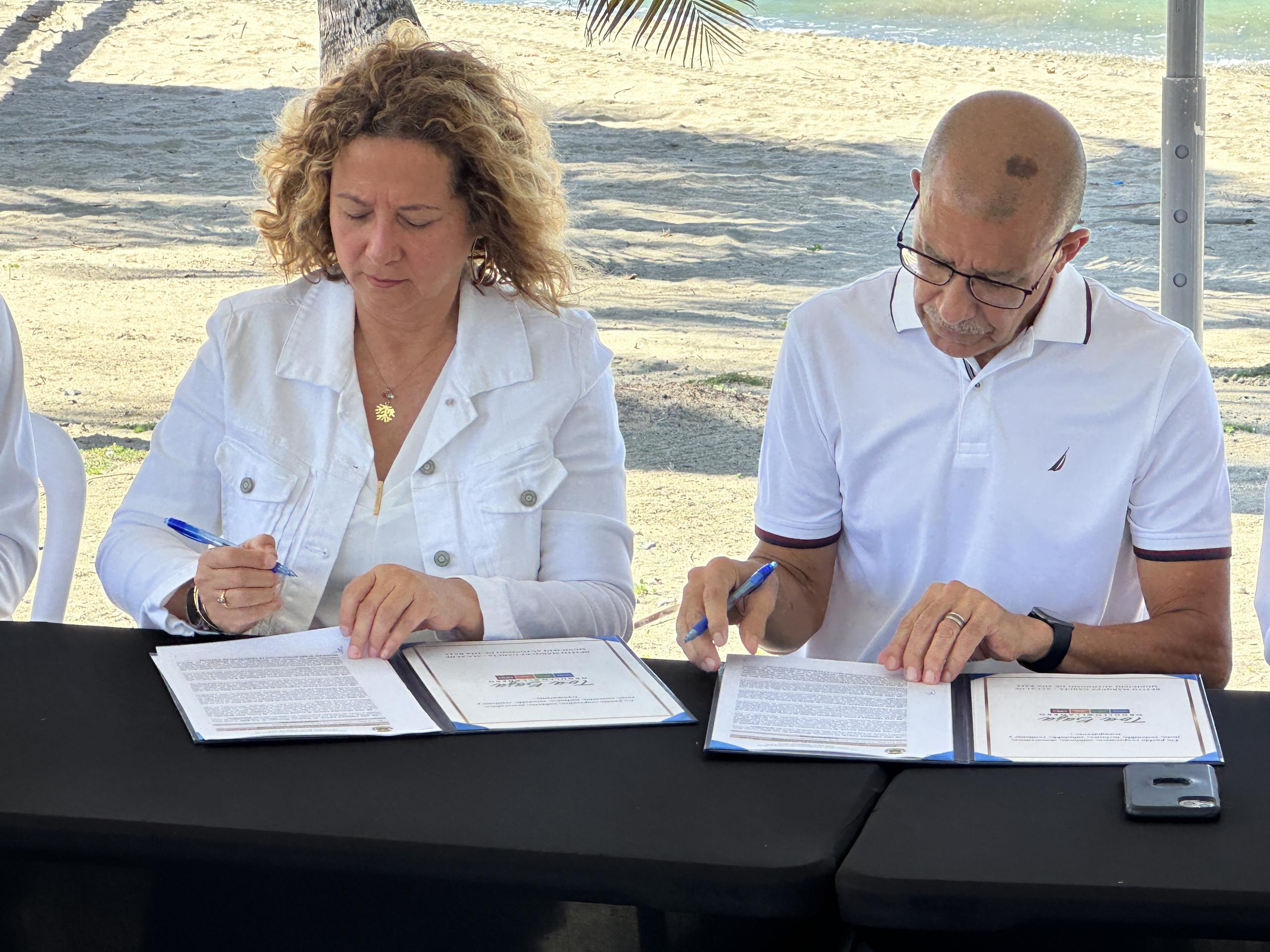 Sara Rosario y el alcalde Betito Márquez firmaron el acuerdo.