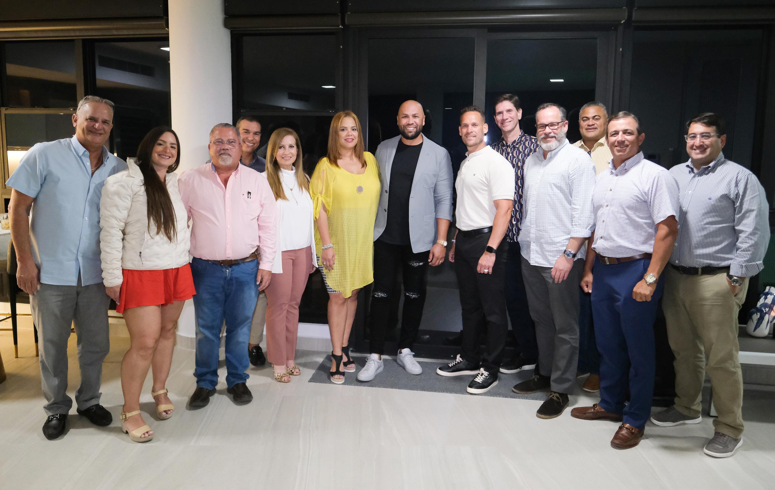 En la foto miembros de la Junta de Directores de la Carlos Beltrán Baseball Academy Foundation, entre ellos, al centro, sus fundadores Jessica y Carlos Beltrán.