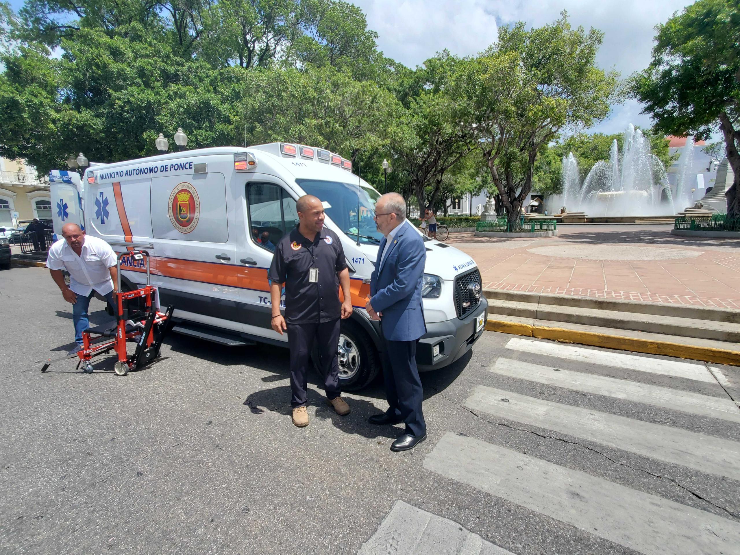 Jorge Mercado, director de la Oficina Municipal para Manejo de Emergencias de Ponce y el alcalde de Ponce, Luis M. Irizarry Pabón.