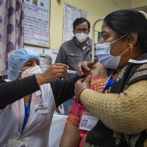 India aprueba de emergencia dos vacunas contra el COVID-19