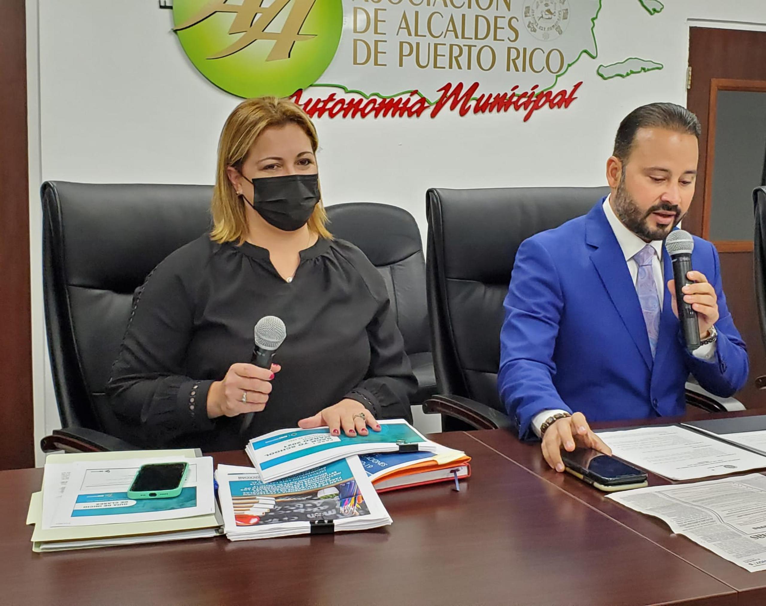 La designada secretaria de Educación, Elba Aponte Santos, le presenta a los miembros de la Asociación de Alcaldes el plan de reapertura de las escuelas.