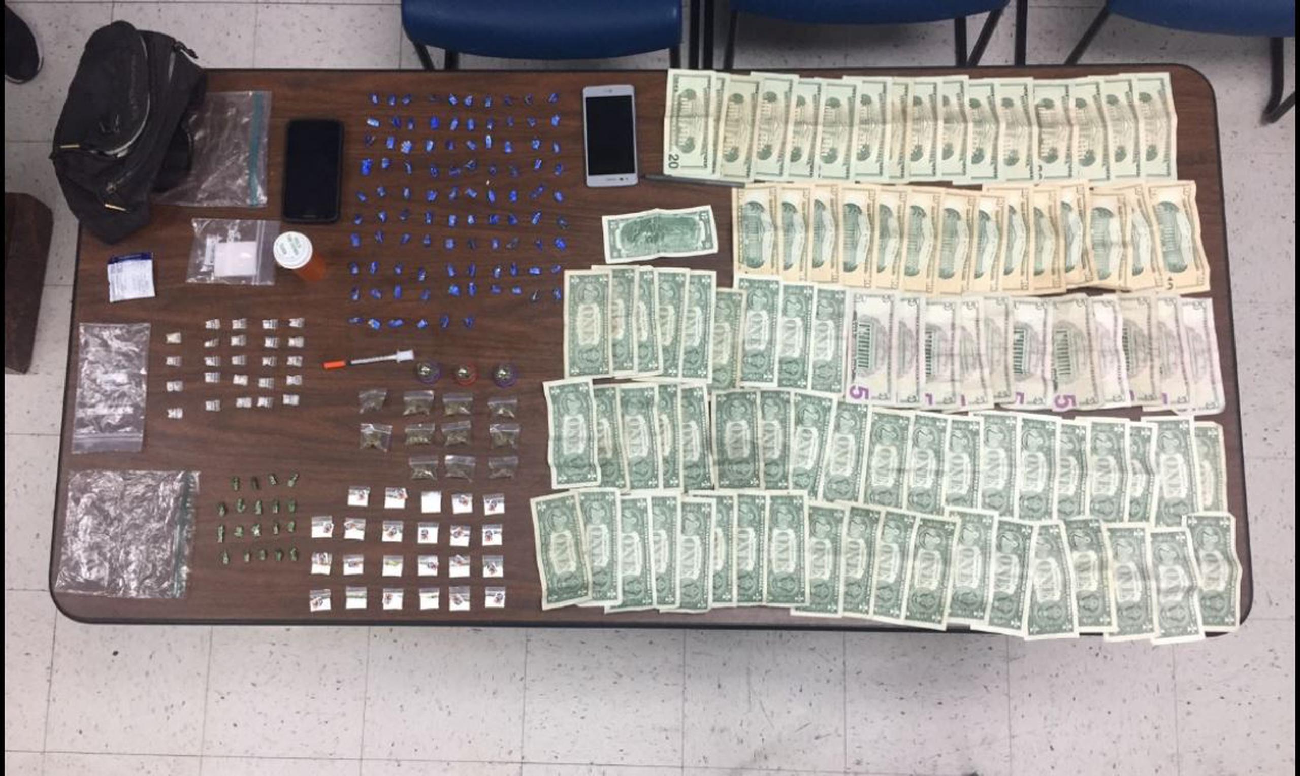 Al hombre se le ocuparon 115 decks de heroína, 24 bolsas de crack y 23 bolsas de cocaína, entre otros. (Suministrada)