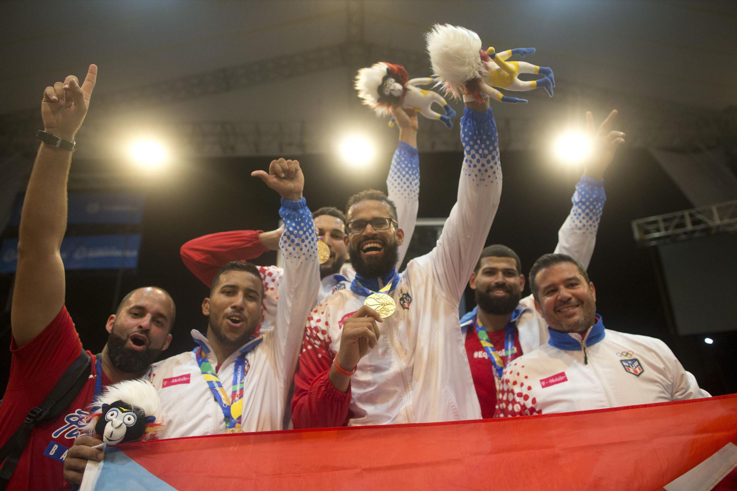 Celebración del equipo boricua tras alcanzar la medalla de oro en el evento 3x3 masculino en los Juegos Centroamericanos y del Caribe, Barranquilla 2018.