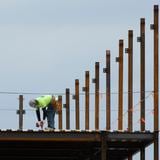 Gobernador anuncia aumento de salario para obreros de proyectos de construcción 