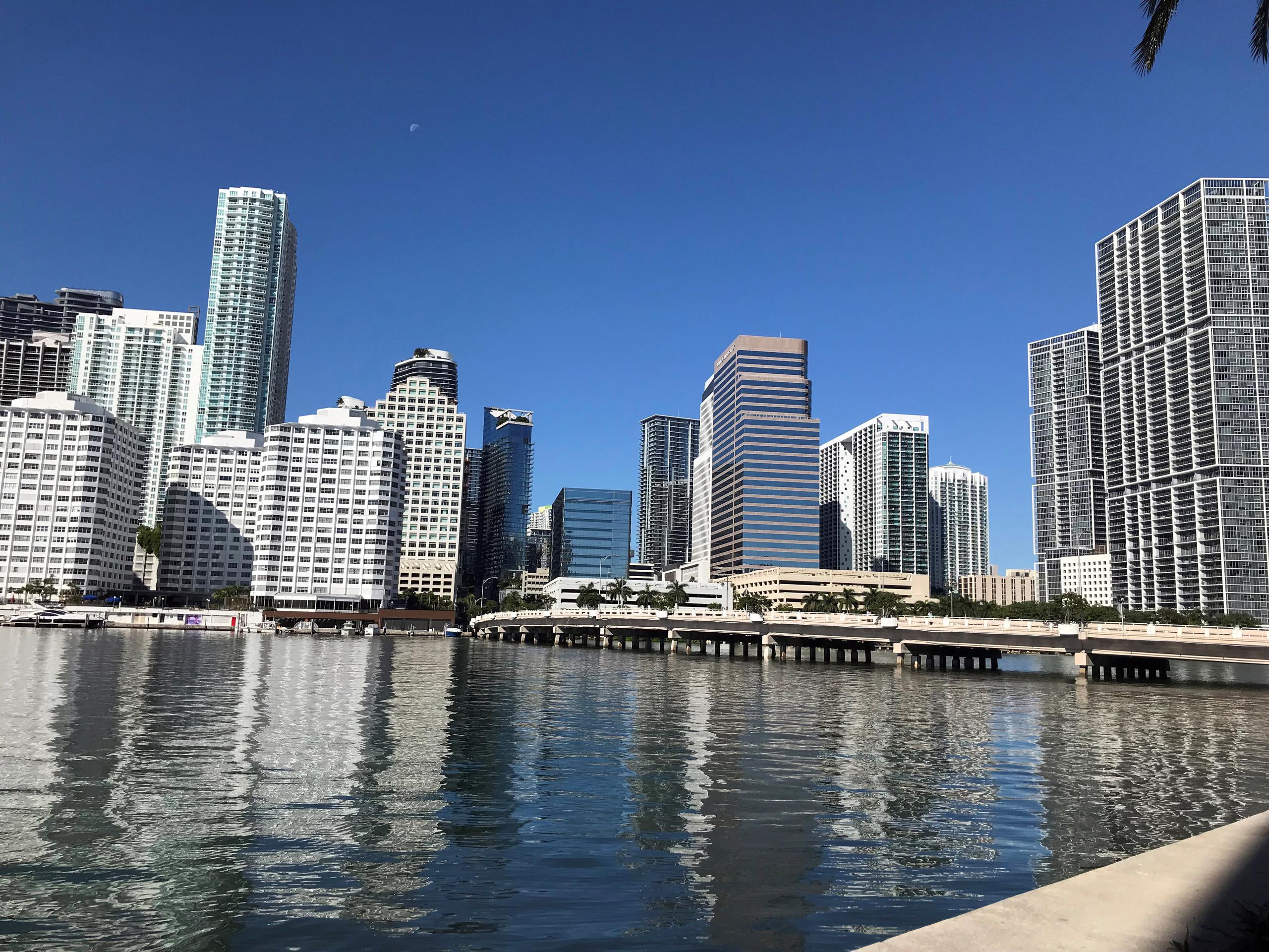 Vista de los grandes edificios sobre el río Miami en Brickell, un barrio costero en el que se combinan bancos, edificios residenciales y una gran oferta de restaurantes y entretenimiento, el 26 de noviembre de 2021 en Miami, Florida (EE.UU). EFE/Ana Mengotti

