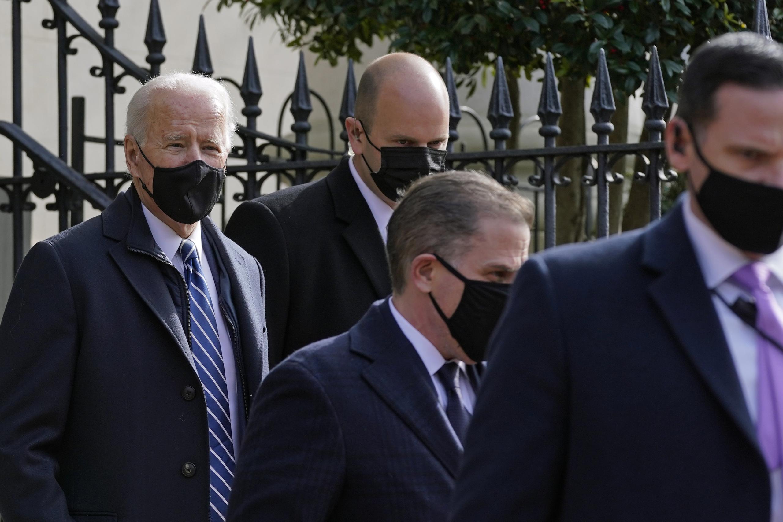 El presidente Joe Biden sale de una iglesia el domingo.
