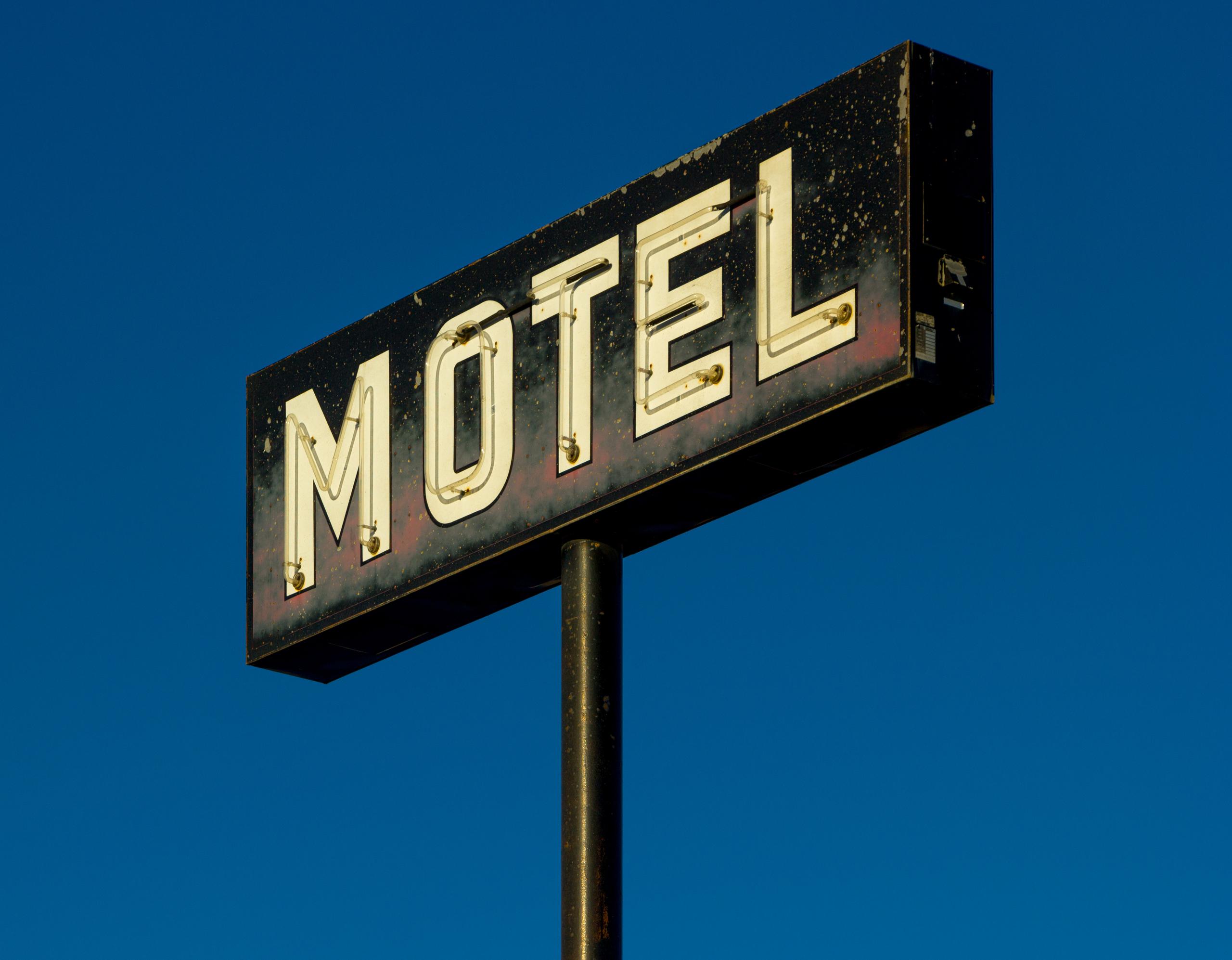 Letrero de un motel.