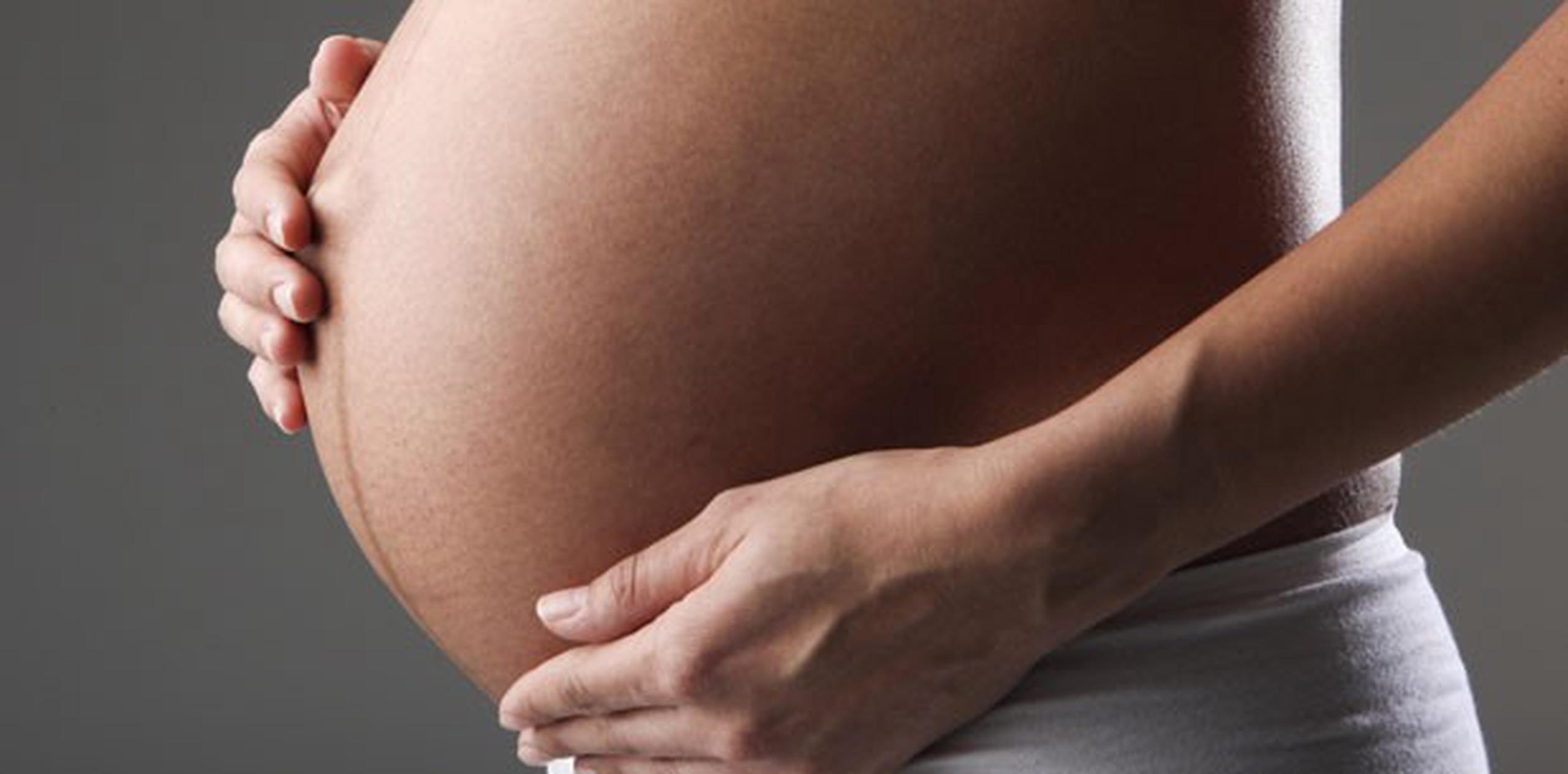 Las embarazadas son más propensas a sufrir coágulos debido al aumento natural de sustancias que espesan la sangre. (Archivo)