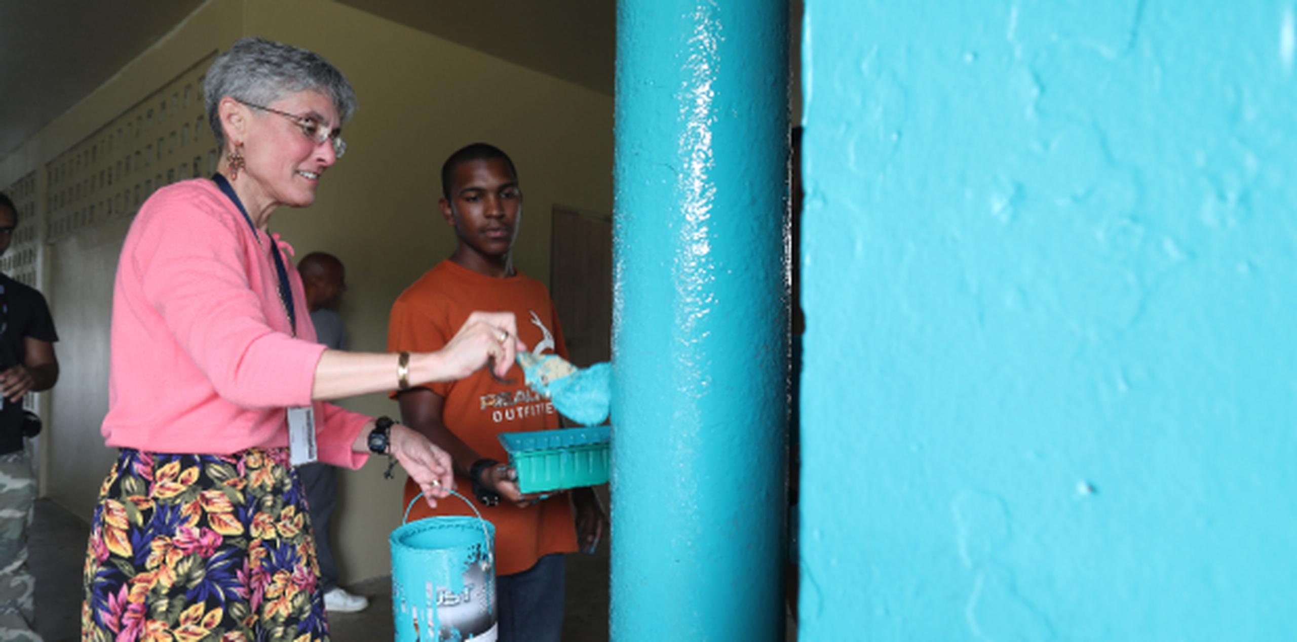 Michelle Hernández visitó la escuela Carlos Escobar López como parte del proyecto de impacto comunitario a escuelas adoptadas por la Policía. (VANESSA.SERRA@GFRMEDIA.COM)