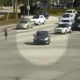 Ciudadanos frenan carro en plena avenida y salvan a conductora inconsciente