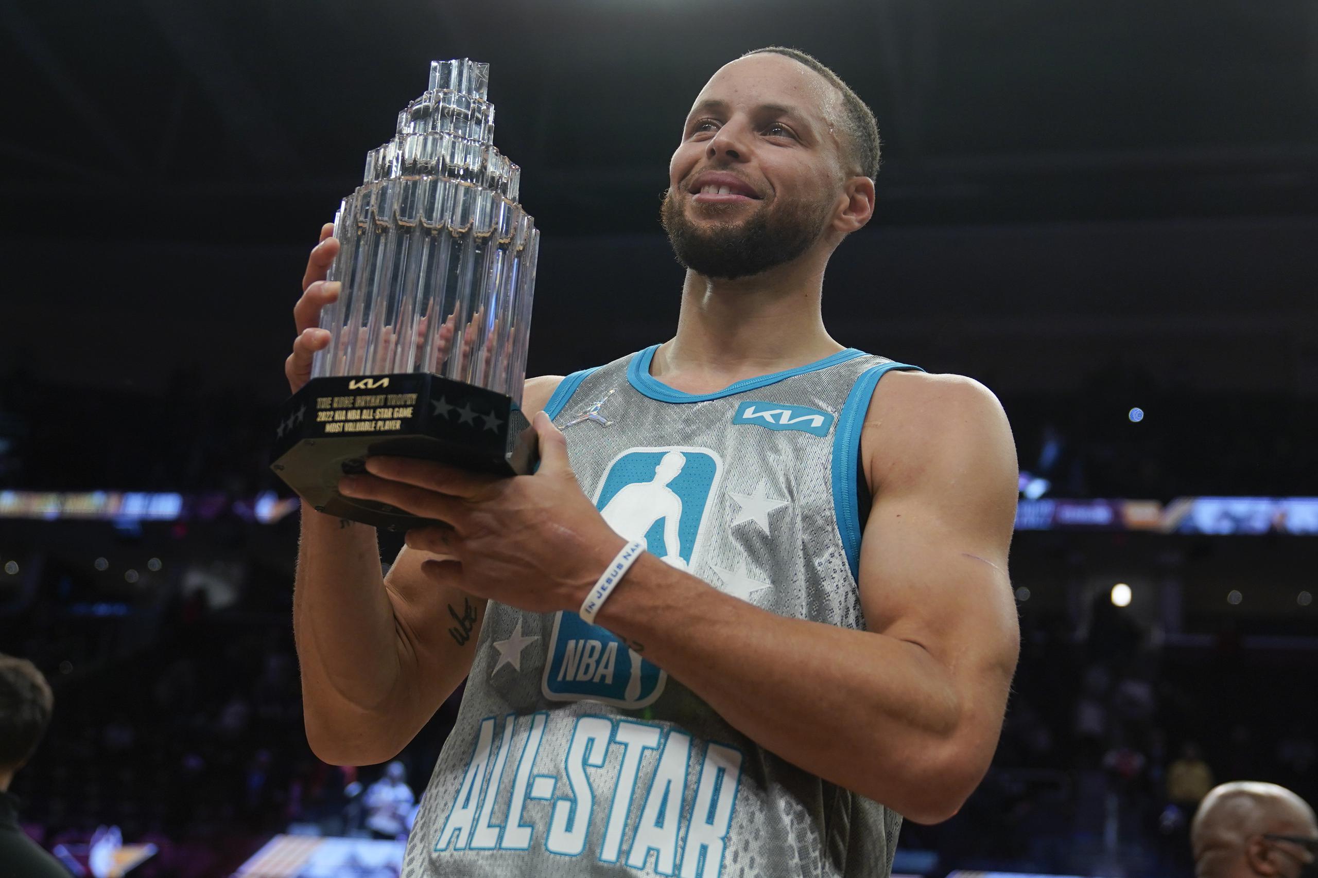 Stephen Curry sostiene el nuevo trofeo del Jugador Más Valioso de la NBA, el que ha sido bautizado y diseñado en honor a Kobe Bryant.