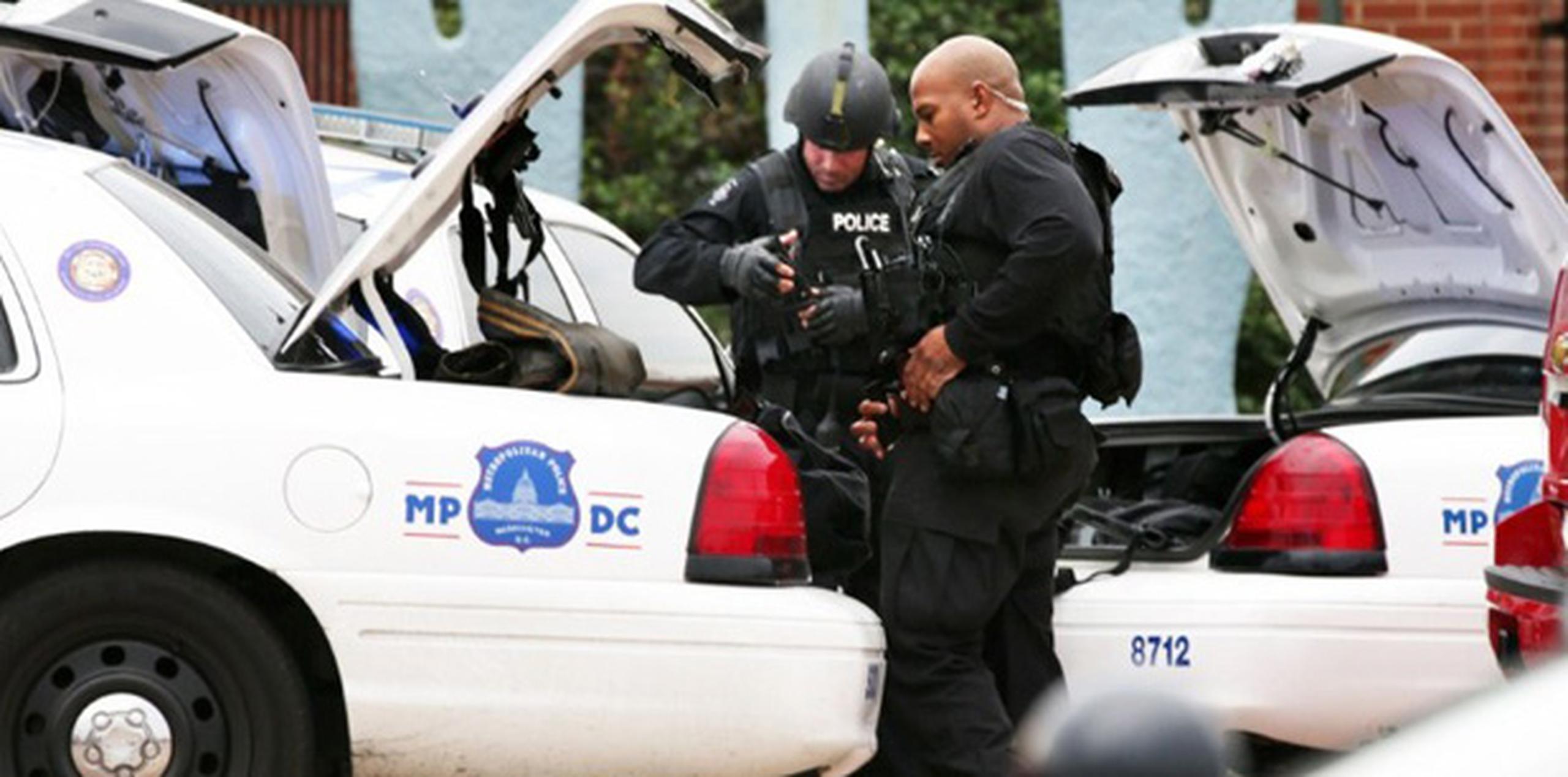 La policía de varias agencias locales y federales estaban respondiendo con equipos SWAT. (AFP)