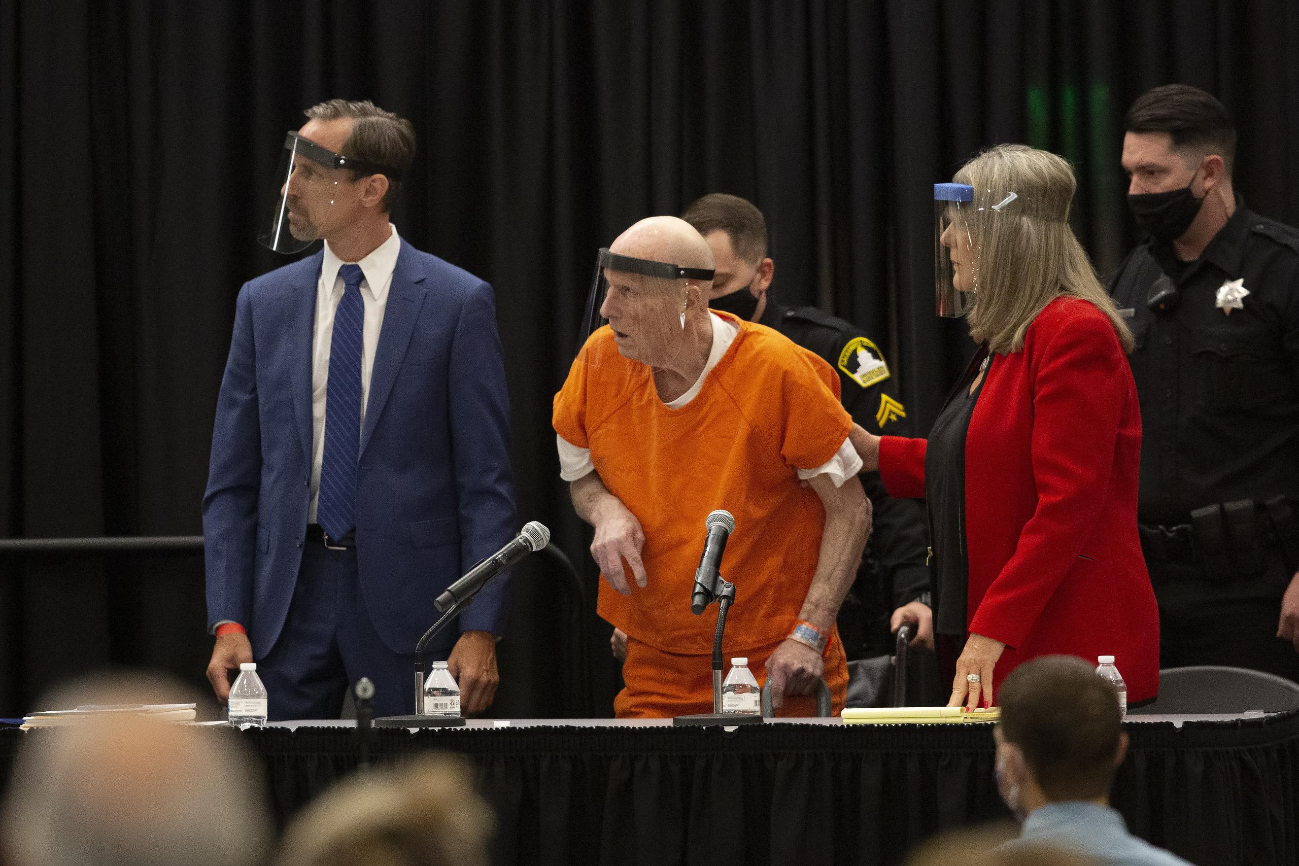Joseph James DeAngelo, apodado “Golden State Killer”, llega con su abogada Diane Howard, a su audiencia en Sacramento, California