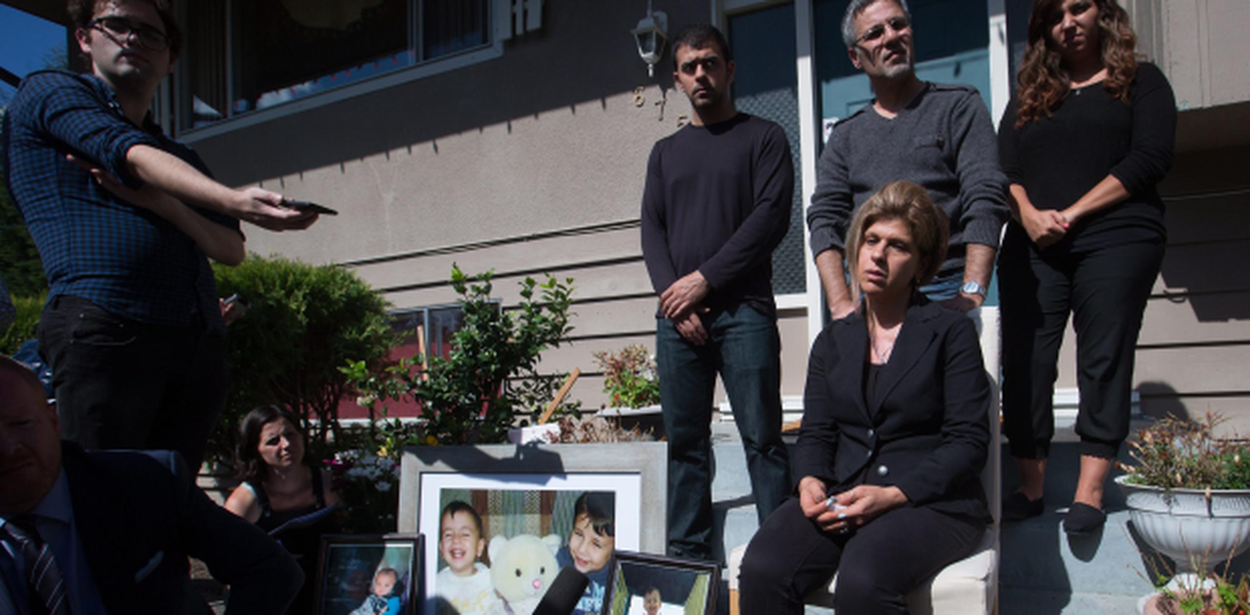 Tima Kurdi dijo entre sollozos que tiene planes para ayudar a traer a su hermano Abdullah y el resto de la familia al país donde ella reside desde hace más de dos décadas. (AP)