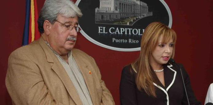 Acevedo, aquí con la senadora Vázquez, calificó la información como “sumamente falsa”. (archivo)
