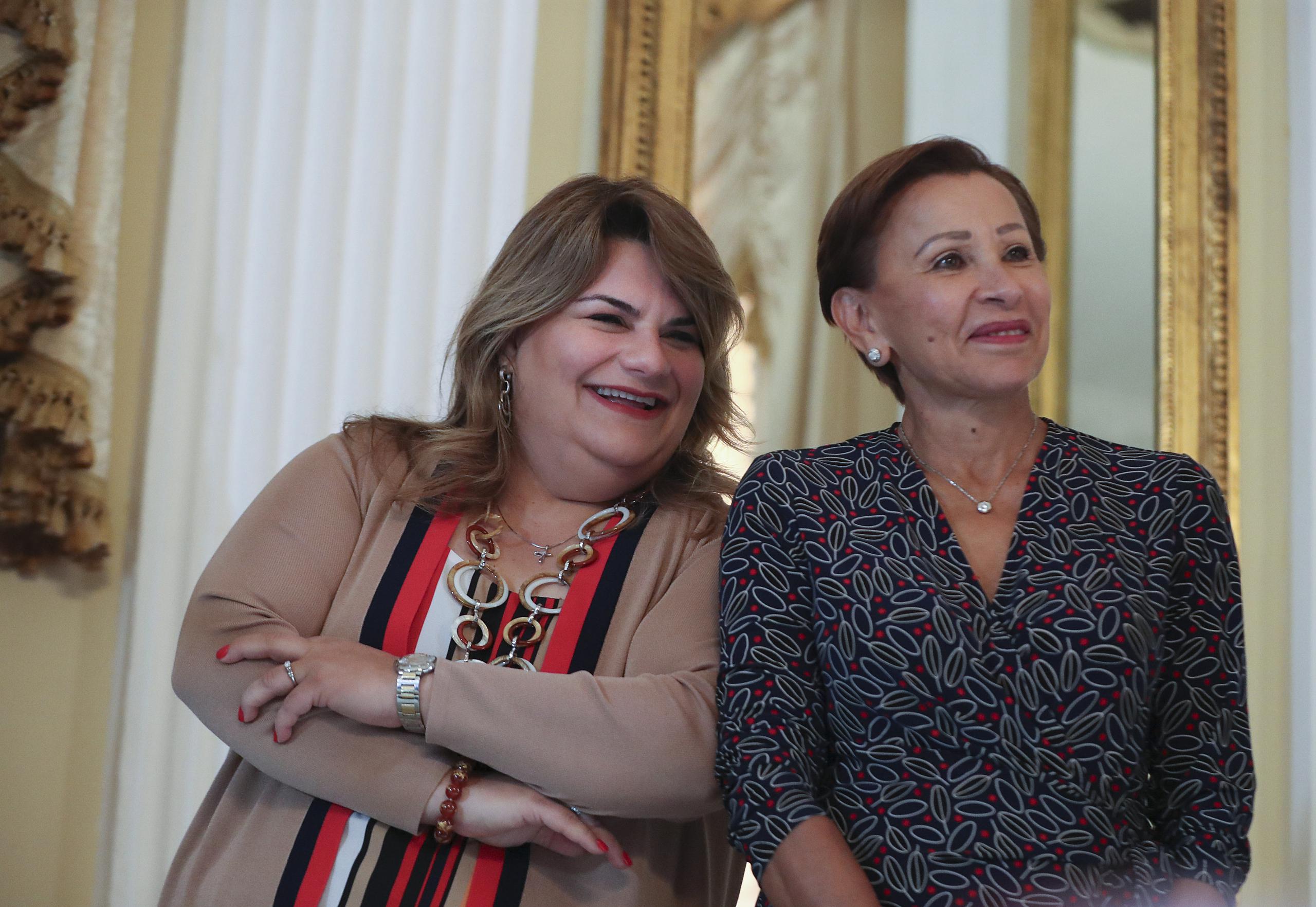 La comisionada residente Jenniffer González (izquieda), quien se encontraba al lado de la congresista demócrata Nydia Velázquez (derecha), indicó que lo bueno del proyecto de consenso para definir el estatus de Puerto Rico "es que ya no va a haber más excusas para resolver nuestro futuro político".