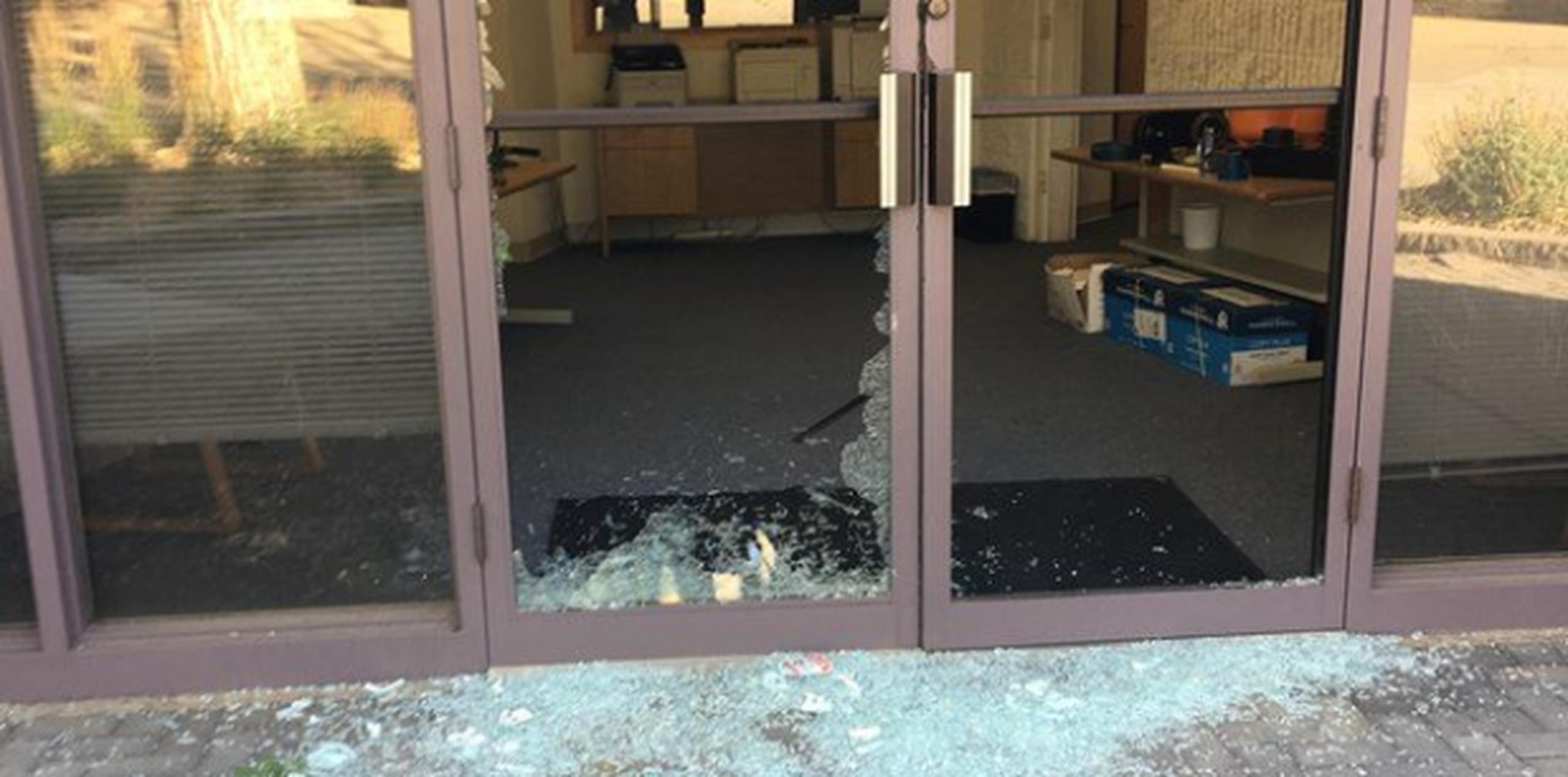 Según un empleado del negocio, había vidrios rotos por todos lados. (Fox Denver)