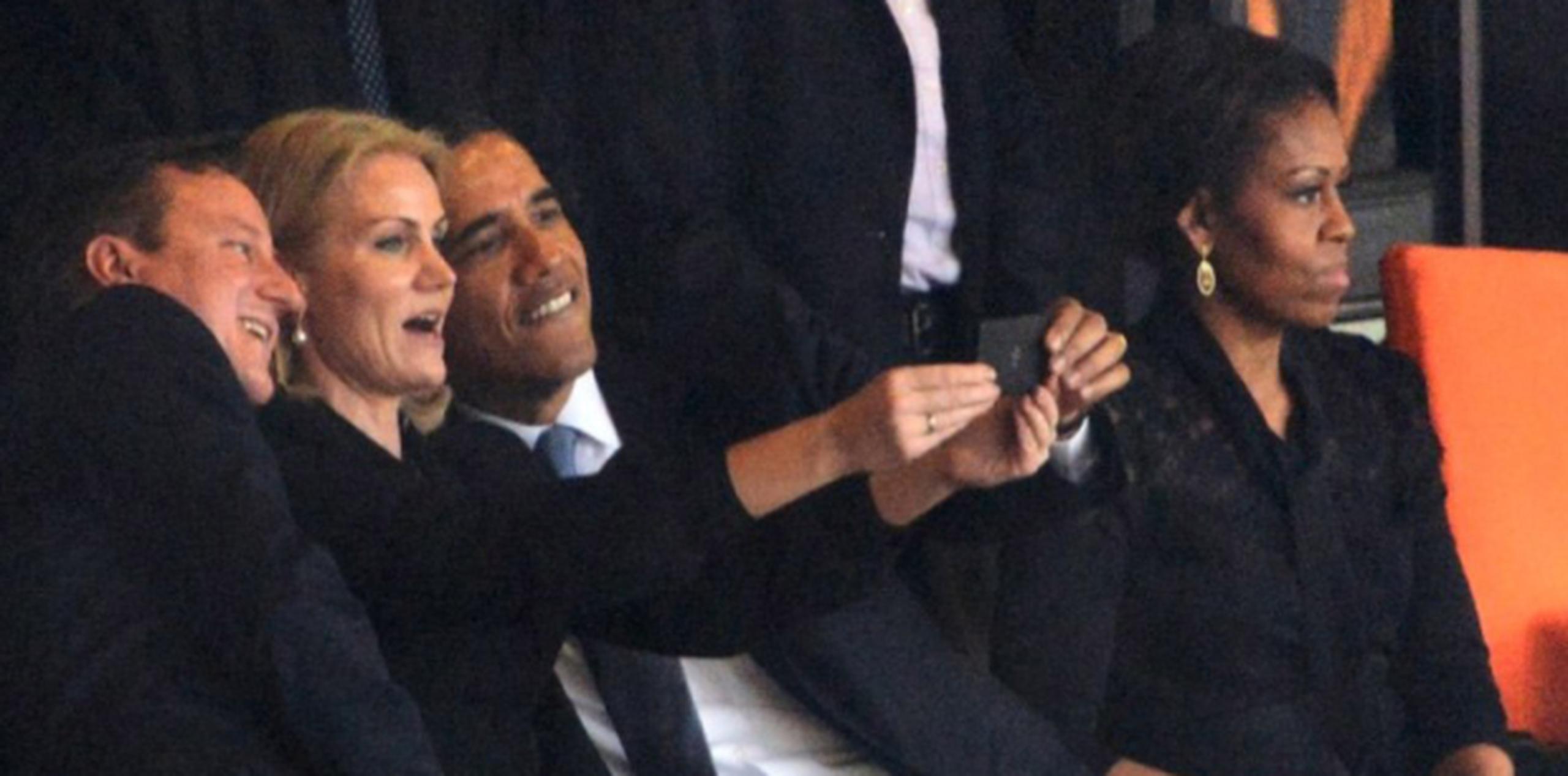 Al fotógrafo le sorprendió la reacción ante la aparente molestia de la primera dama de los Estados Unidos, Michelle Obama, por el acto ya que asegura que esto fue una mera coincidencia y que segundos antes estaba bromeando con el trío. (AFP  / Roberto Schmidt)
