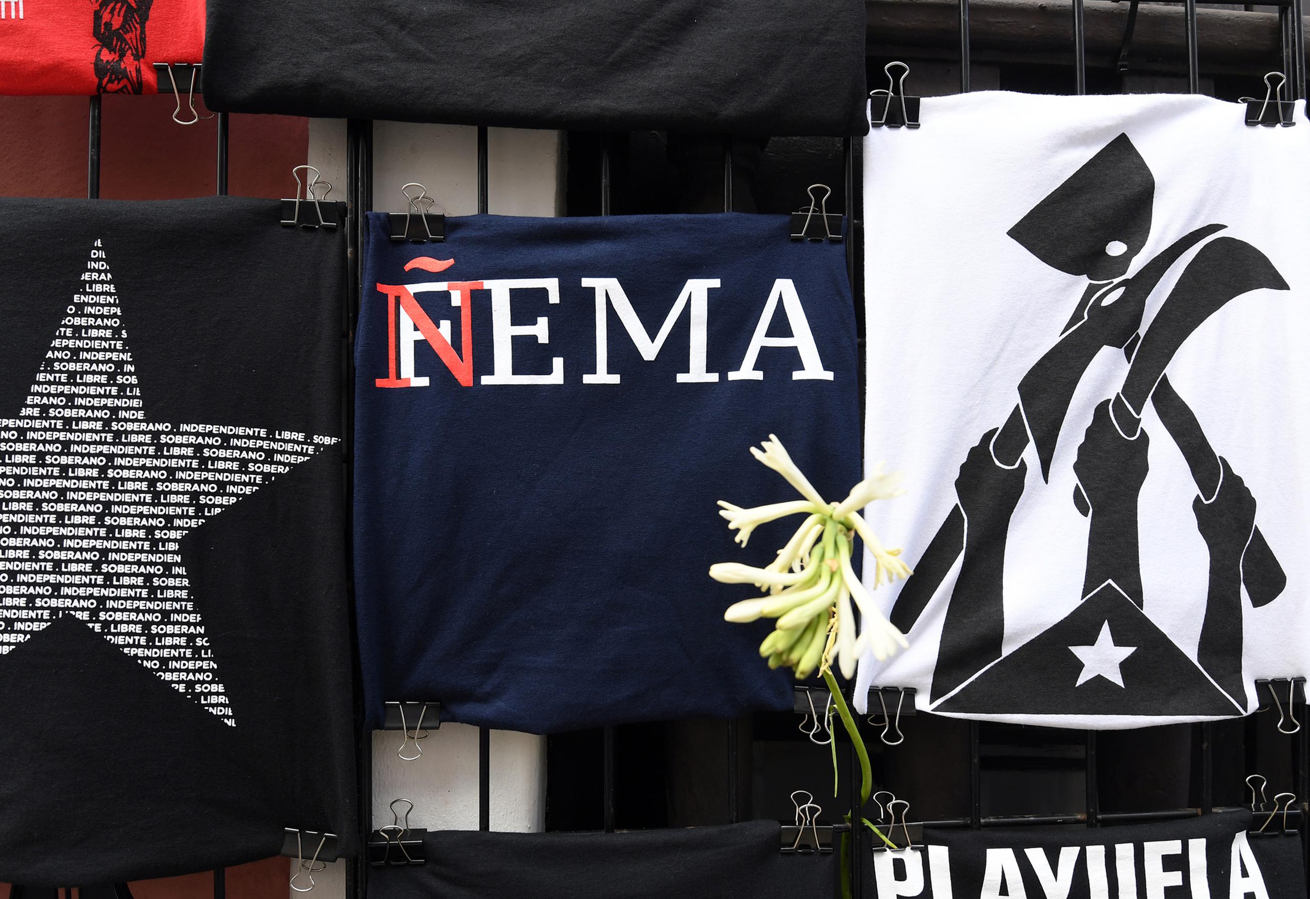 Hay camisas que leen “Ñema” en lugar de FEMA. (andre.kang@gfrmedia.com)