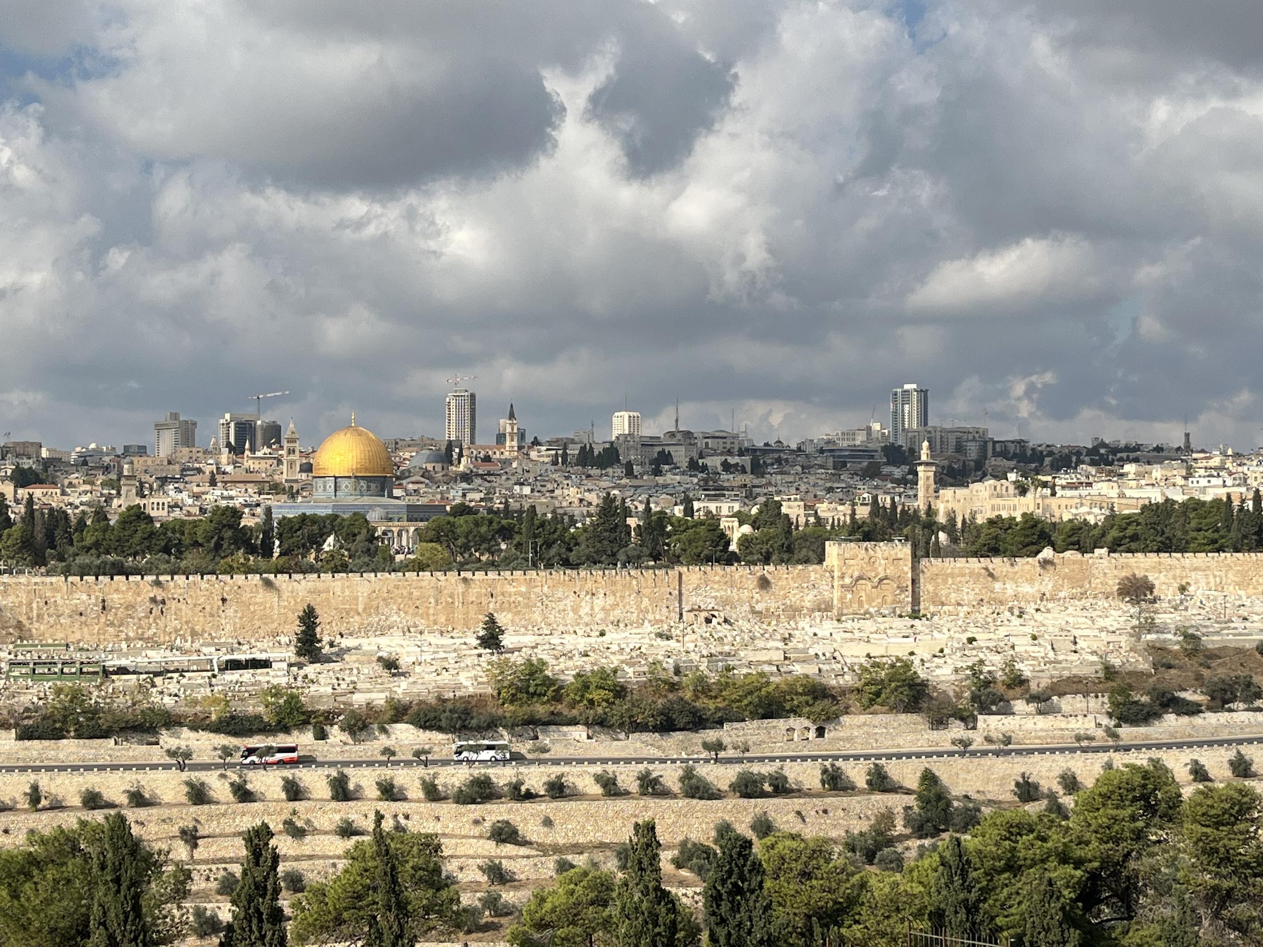Vista hacia la Ciudad Vieja de Jerusalén desde el Monte de los Olivos. A la derecha se observa la puerta sellada por donde se cree que entró Jesús como el Rey de Israel.